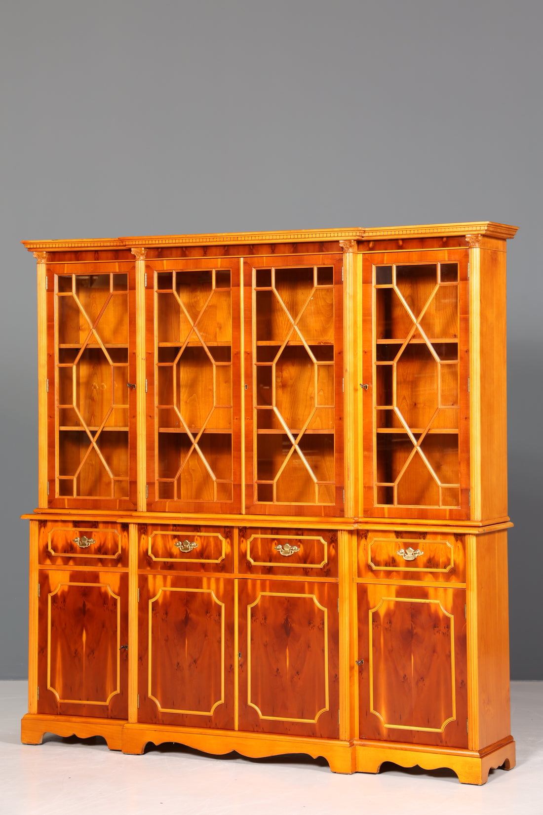 Traumhafte Englische Vitrine Bücherschrank Buffet Antik Stil Englisch Eibe Glasvitrine Bibliothek