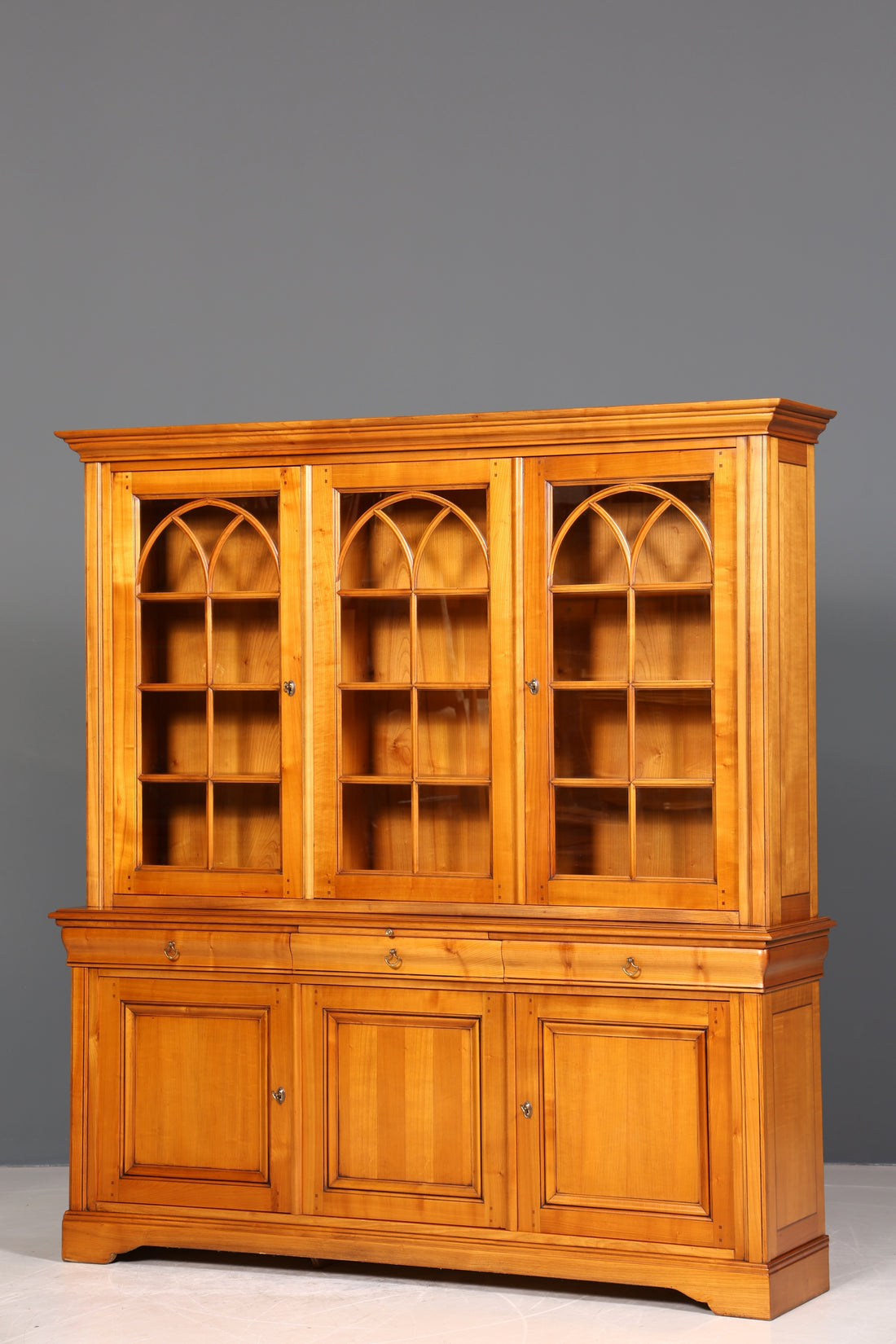 Stilvoller Französischer Vtirinenschrank Grange Stil Antik Stil Vitrine Kirschbaum Bücherschrank 60s Anrichte Landhaus
