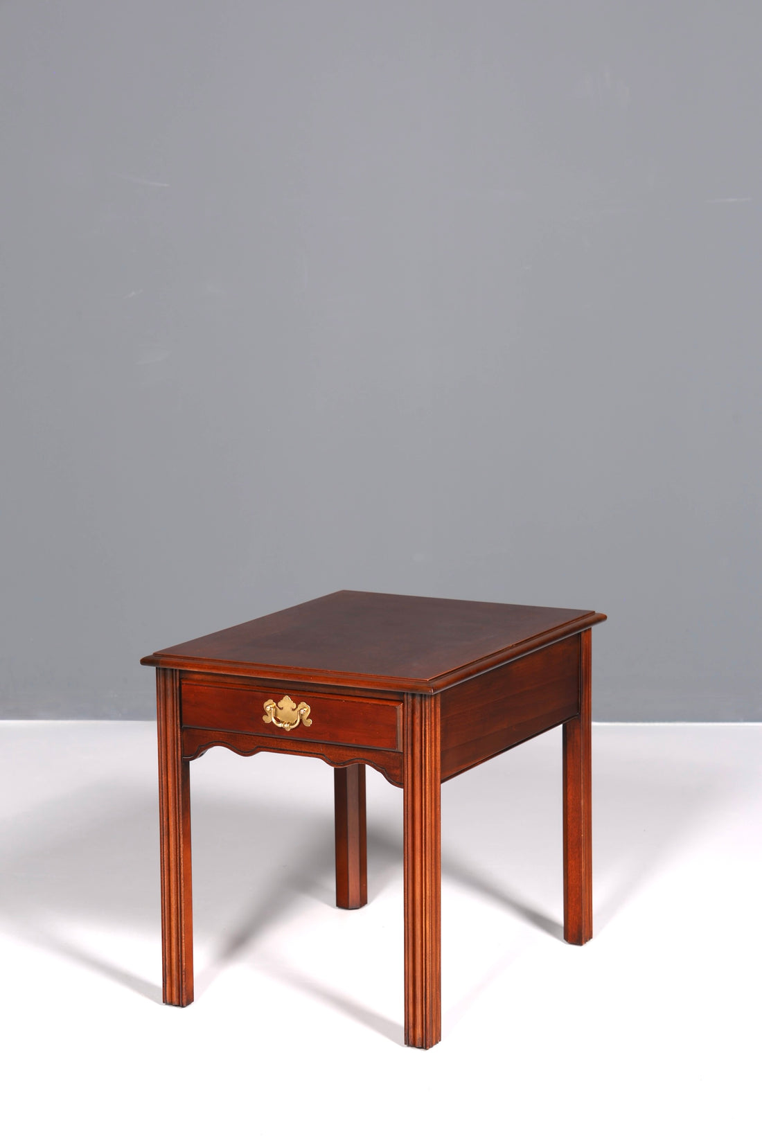 Wunderschöner Tisch der Marke Drexel Heritage Beistelltisch Antik 60s Ablagetisch