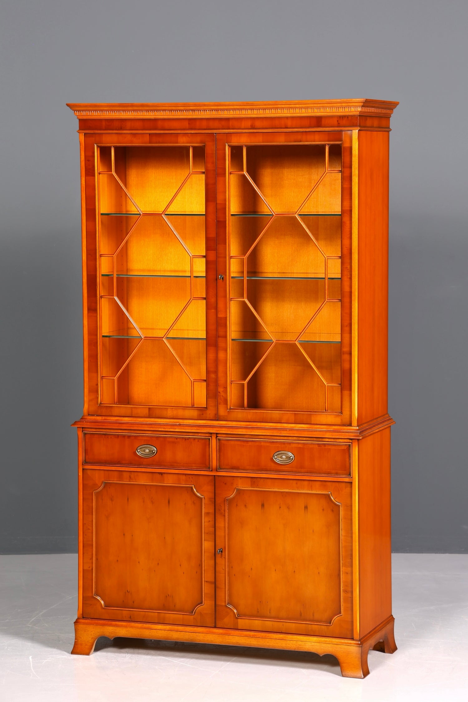 Wunderschöne Original Heldense Vitrine Englische Eibe Bücherschrank Antik Stil Glasvitrine