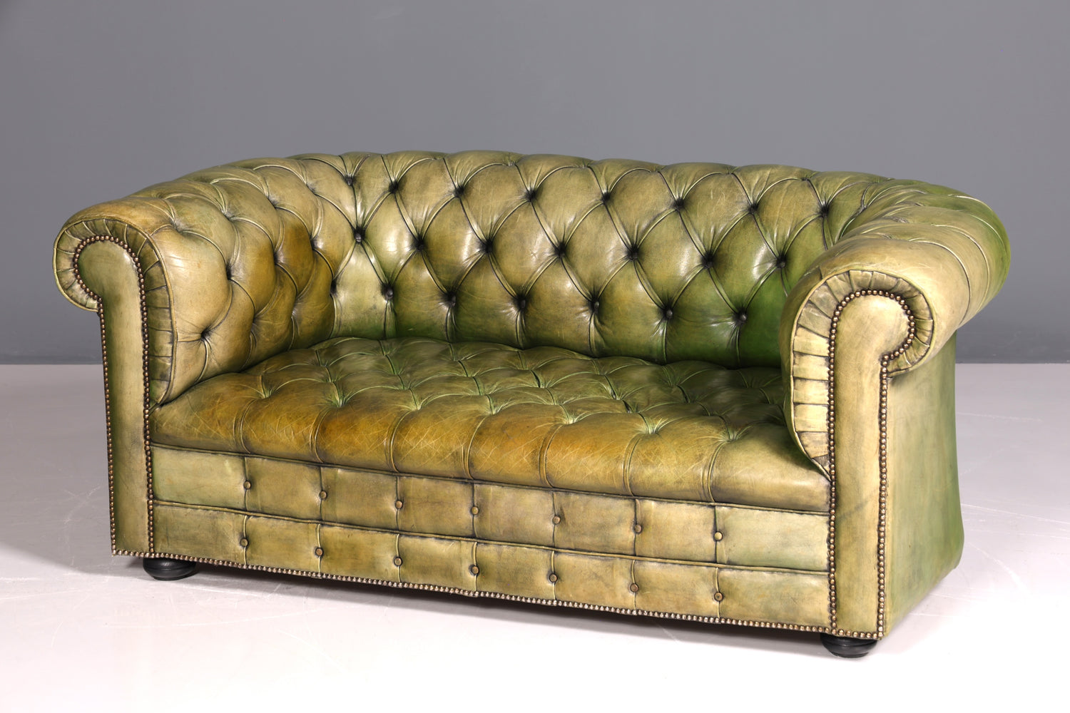 Wunderschönes Original Chesterfield 2er Sofa Englisch grün echt Leder 2- Sitzer Couch
