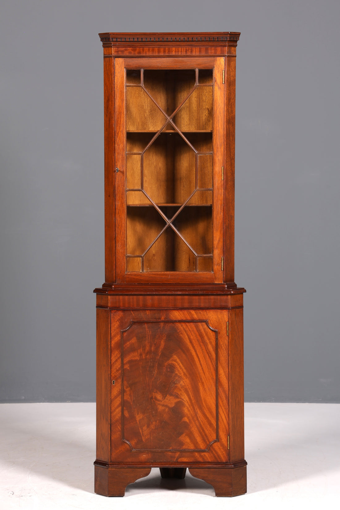 Wunderschöne Englische Eckvitrine Mahagoni Antik 60s echt Holz Schrank Eckschrank Glasvitrine