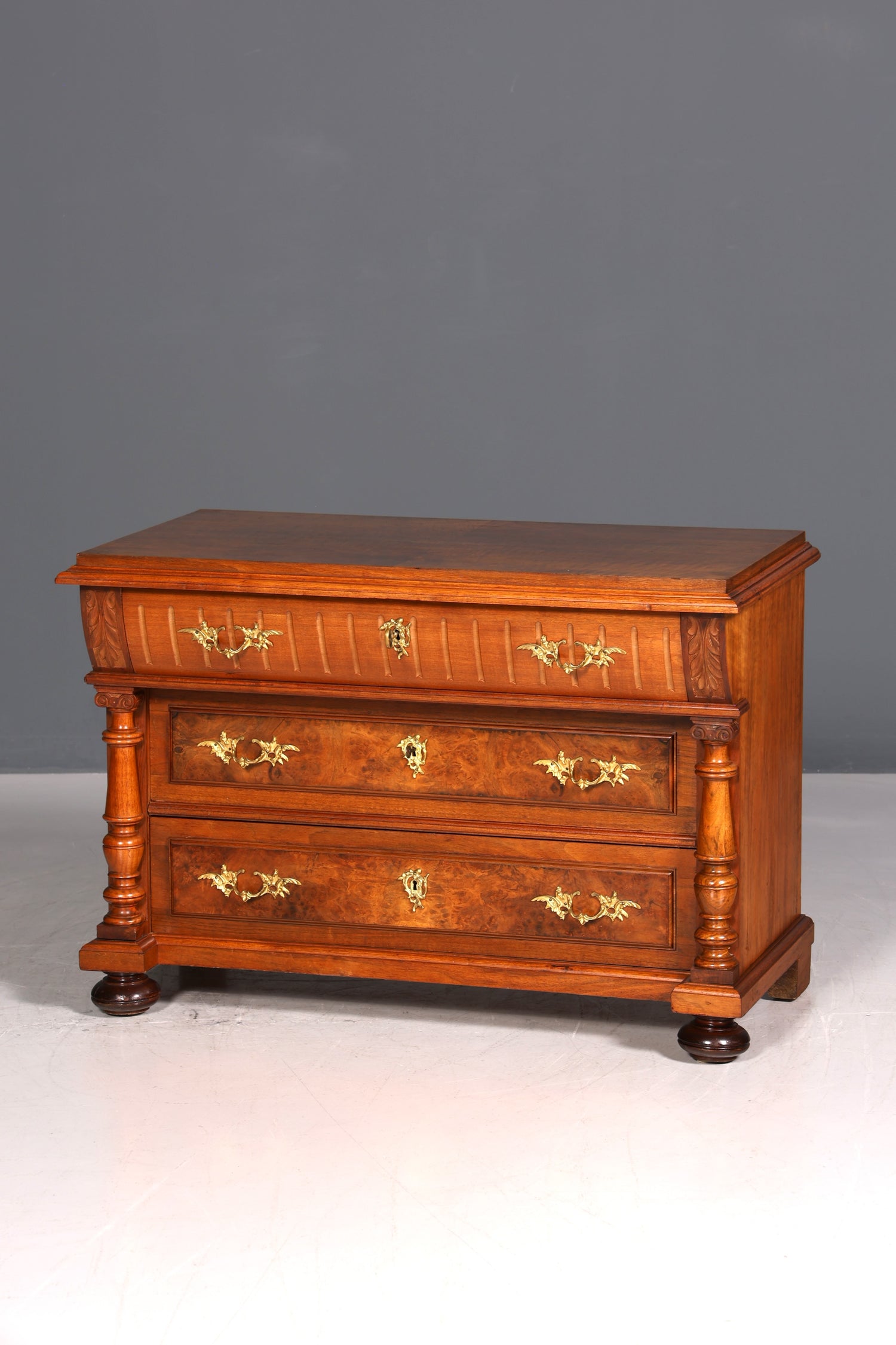 Edle Gründerzeit Kommode Louis Philippe Nussbaum Schubladen Kommode Sideboard um 1880