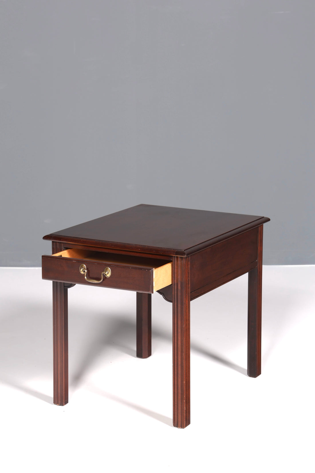 Wunderschöner Tisch der Marke Drexel Heritage Beistelltisch Antik 60s Ablagetisch 1 von 5