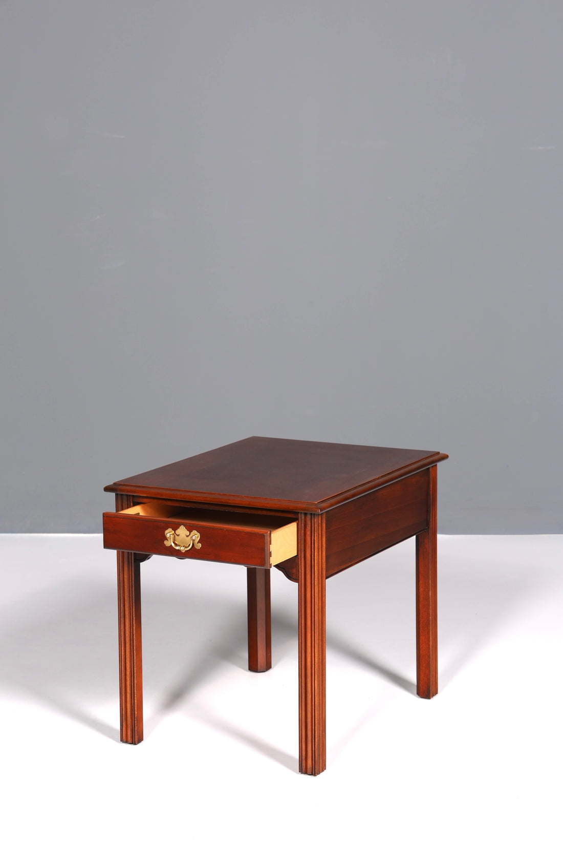 Wunderschöner Tisch der Marke Drexel Heritage Beistelltisch Antik 60s Ablagetisch