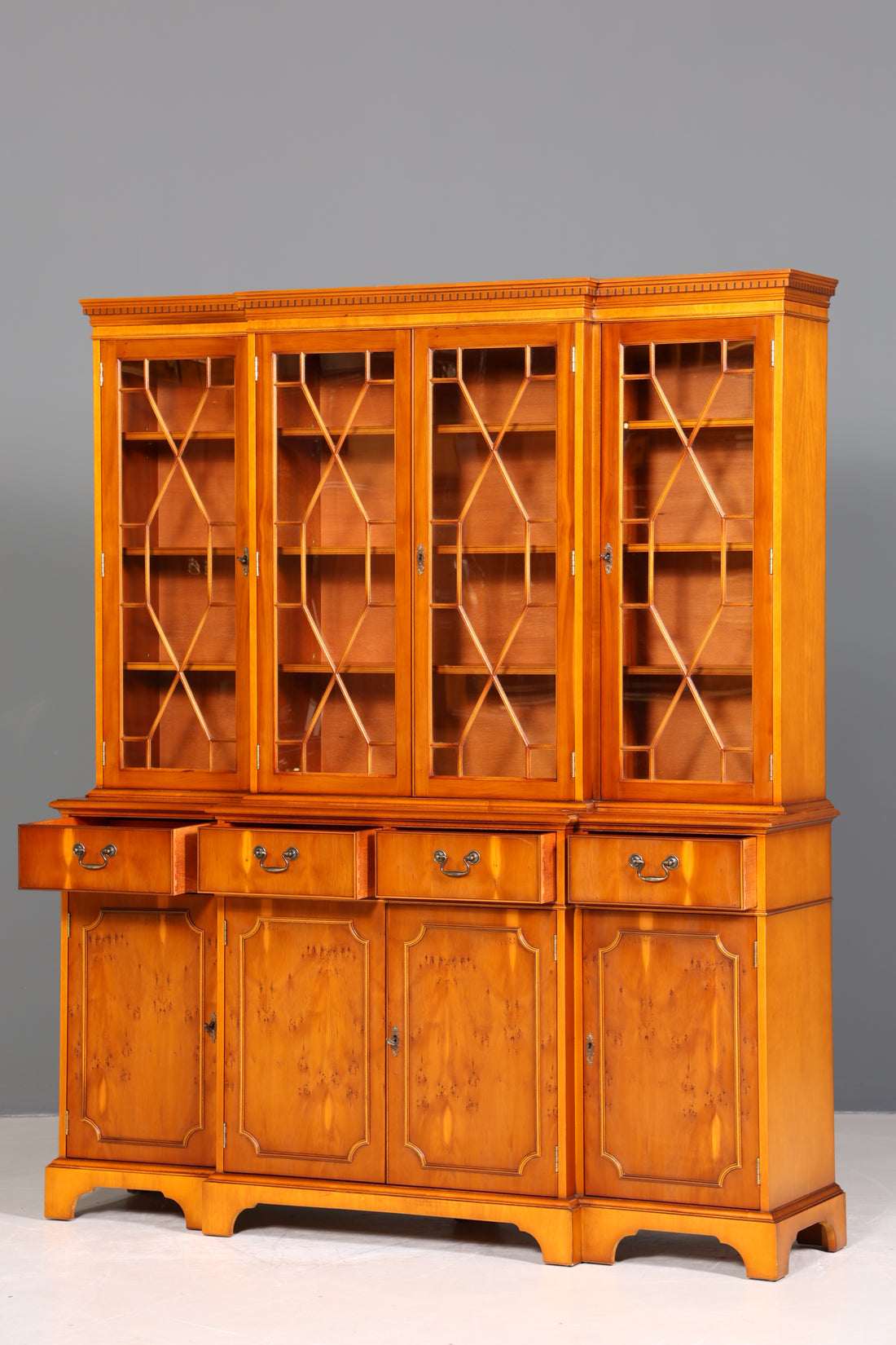 Edle Englische Vitrine Bücherschrank Buffet Antik Stil Englisch Eibe Glasvitrine Bibliothek