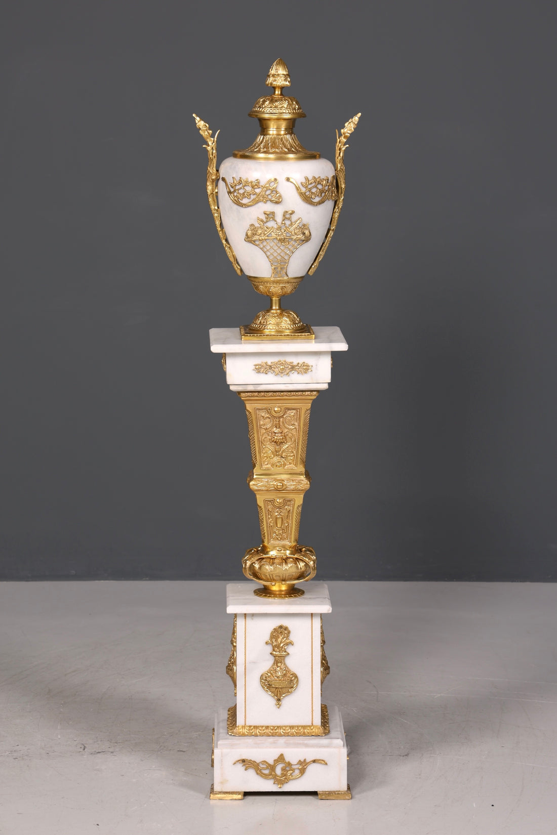 Wunderschöne Barock Stil Säule mit Vase Louis XV Marmor Blumensäule weißer Naturstein Sockel Ablage