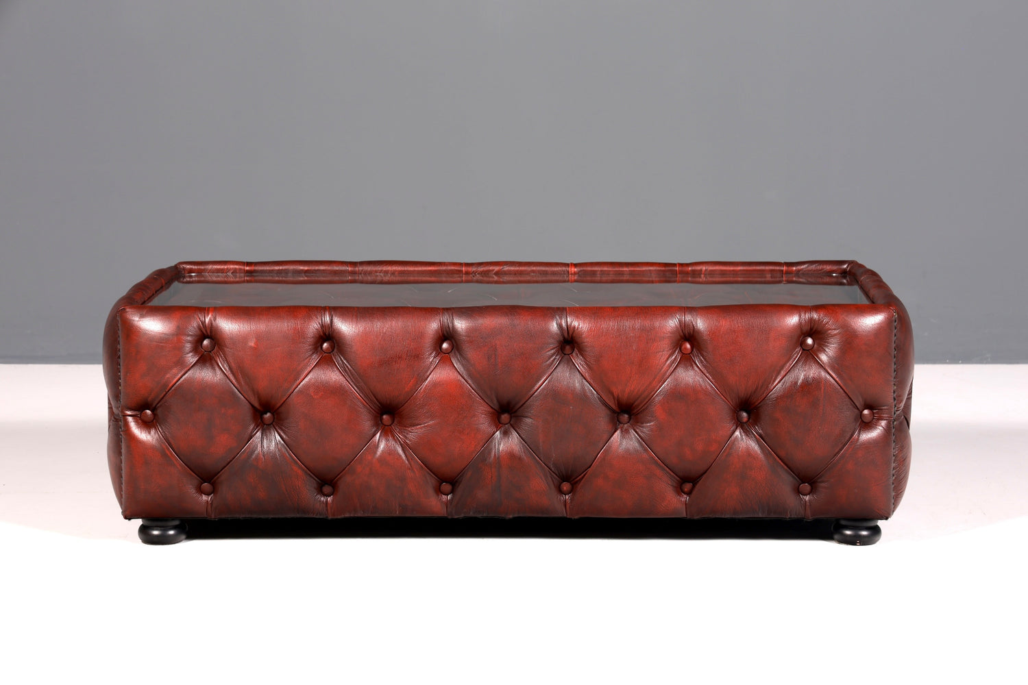 Traumhafter Chesterfield Tisch Englischer Couchtisch echt Leder Englisch Oxblood Lounge Table