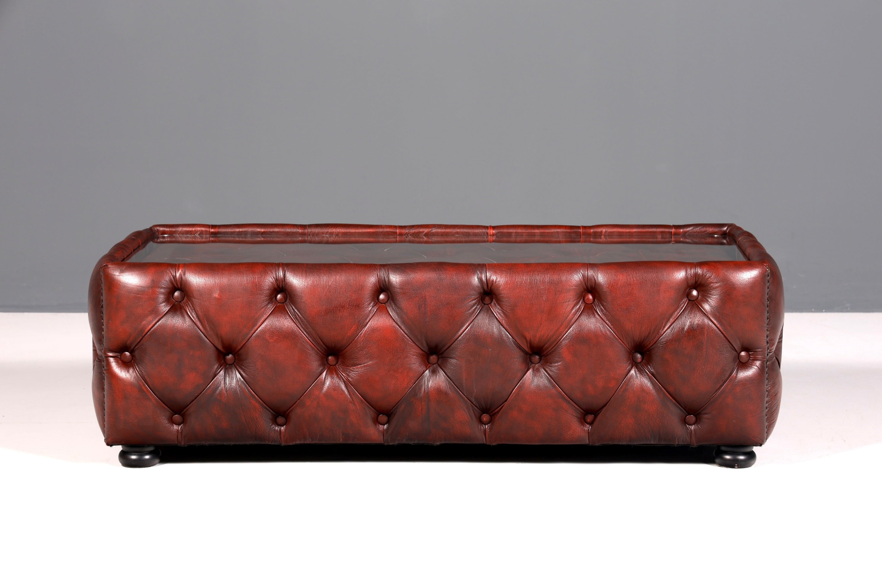 Traumhafter Chesterfield Tisch Englischer Couchtisch echt Leder Englisch Oxblood Lounge Table