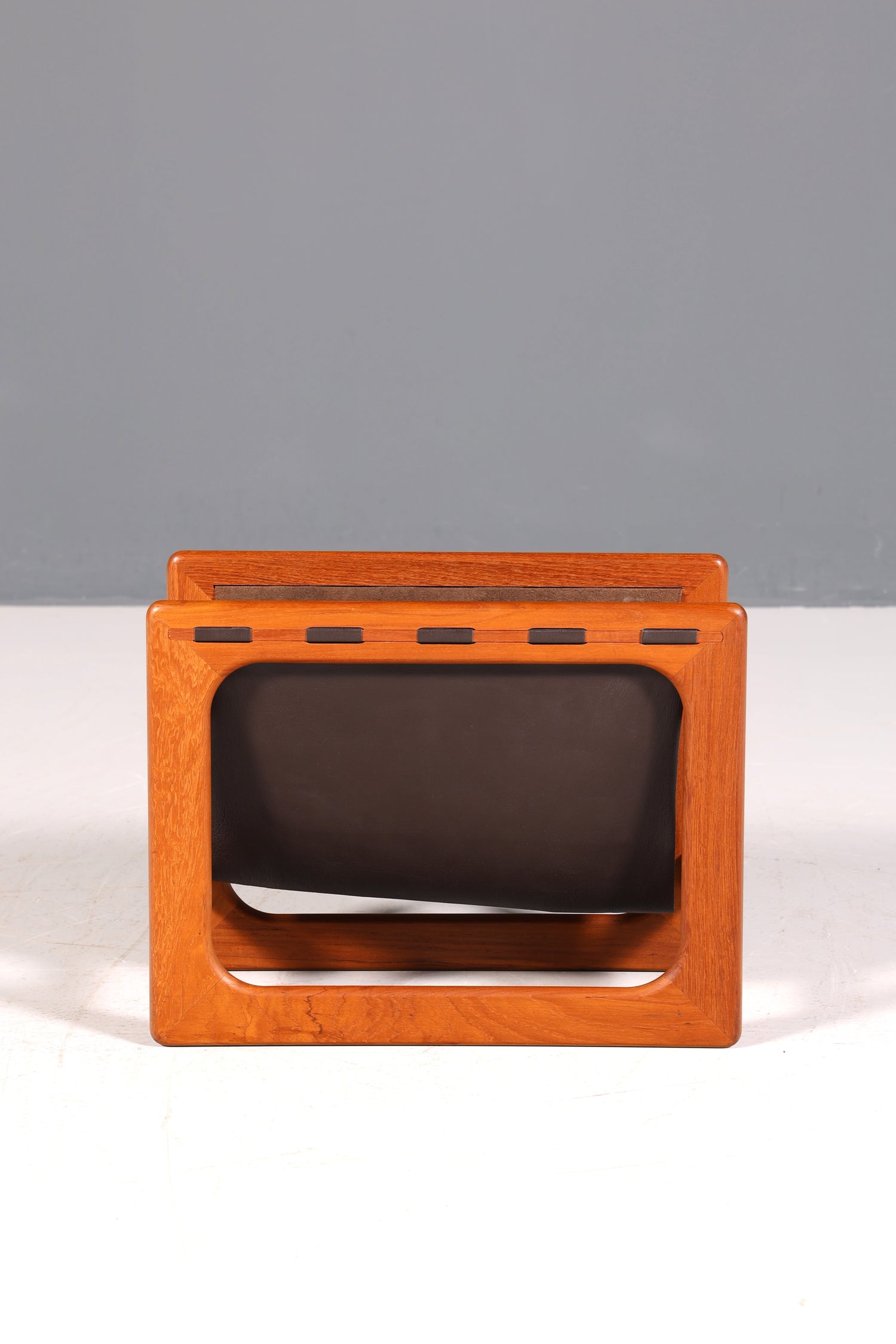 Wunderschöner Aksel Kjersgaard Zeitungsständer Mid Century Zeitschriften Ablage echt Leder Magazin Rack Teak Holz Buchablage 60s