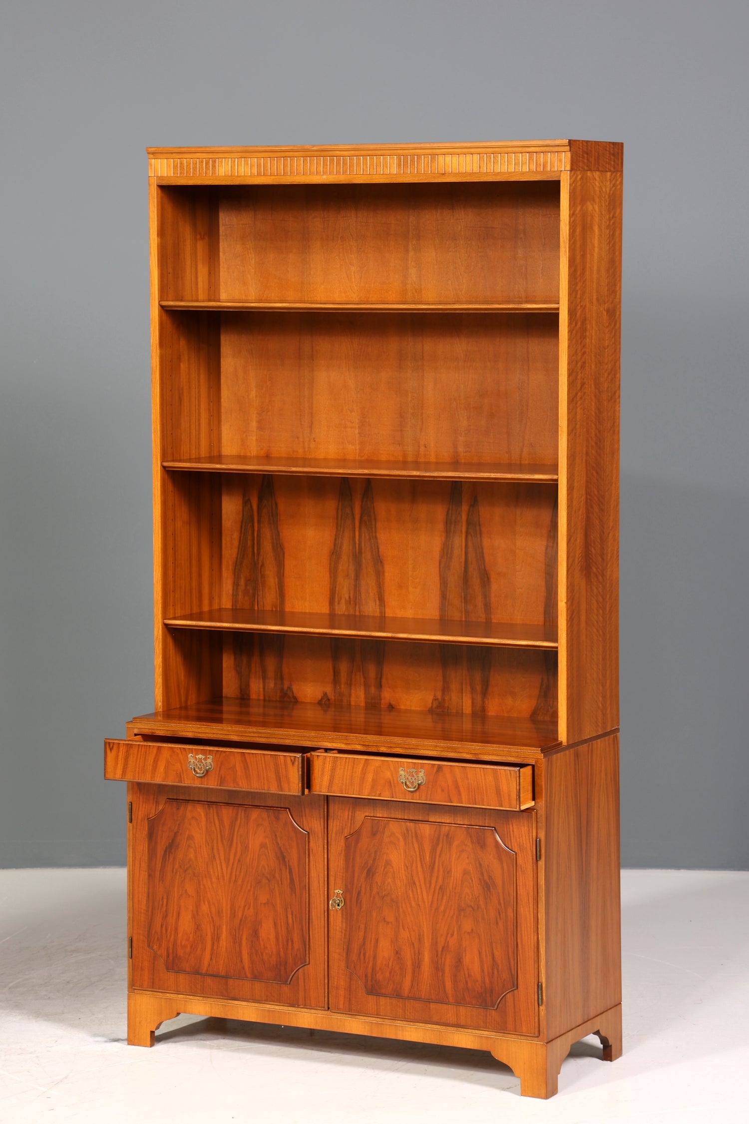 Wunderschönes Regal im englischen Stil Bücherschrank UK Bücherregal Schrank 60s Jahre 1 von 2