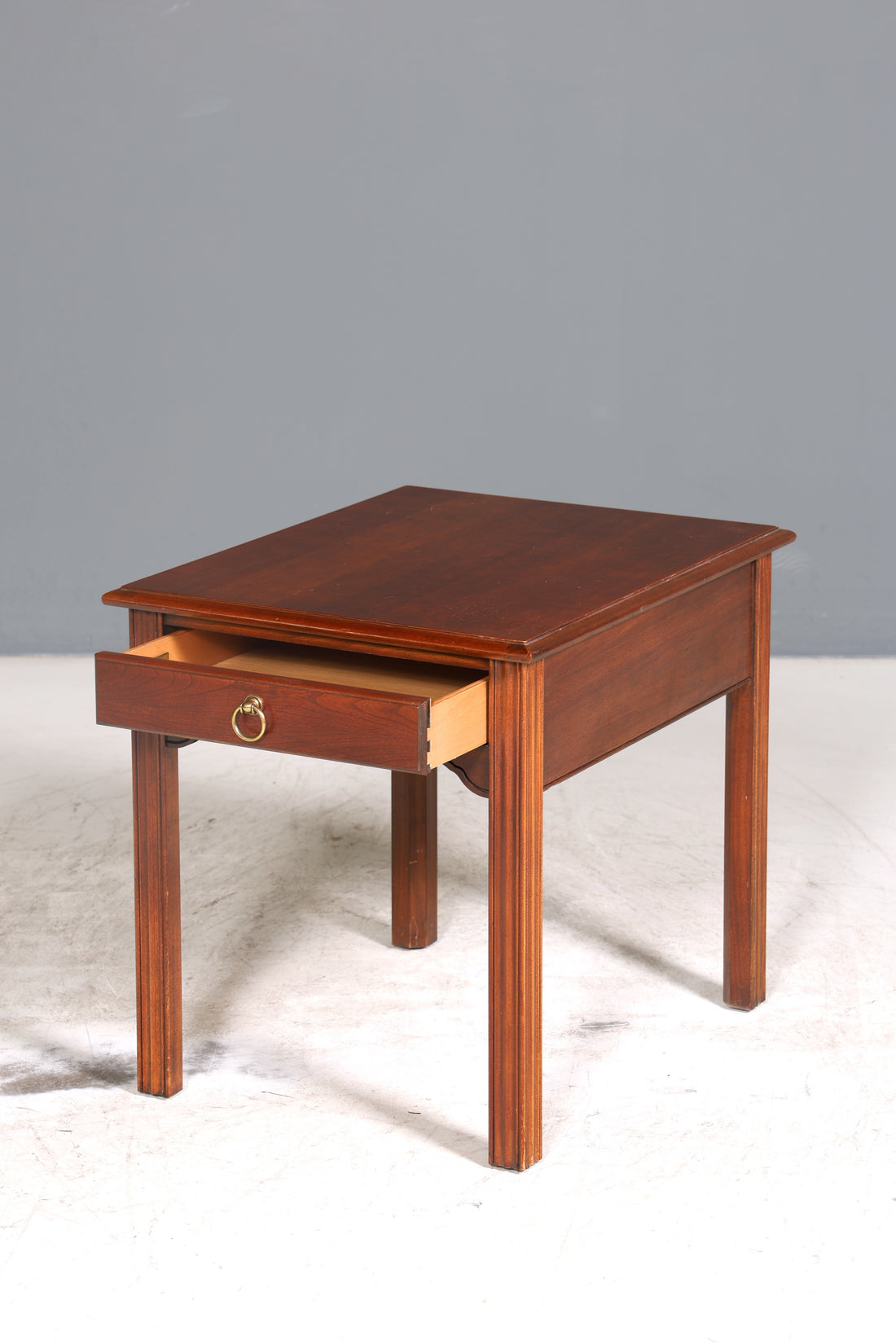 Wunderschöner Tisch der Marke Drexel Heritage Beistelltisch Antik 60s Ablagetisch 1 von 2