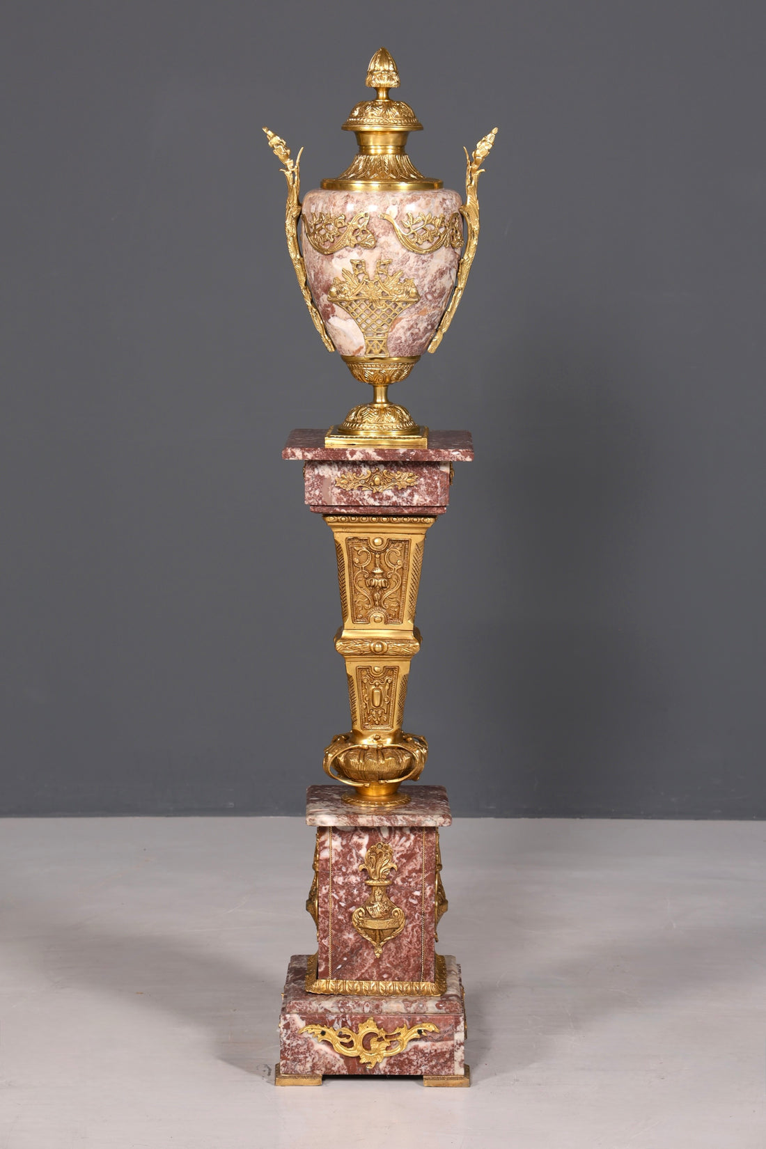 Wunderschöne Barock Stil Säule mit Vase Louis XV Marmor Naturstein Blumensäule Sockel Ablage