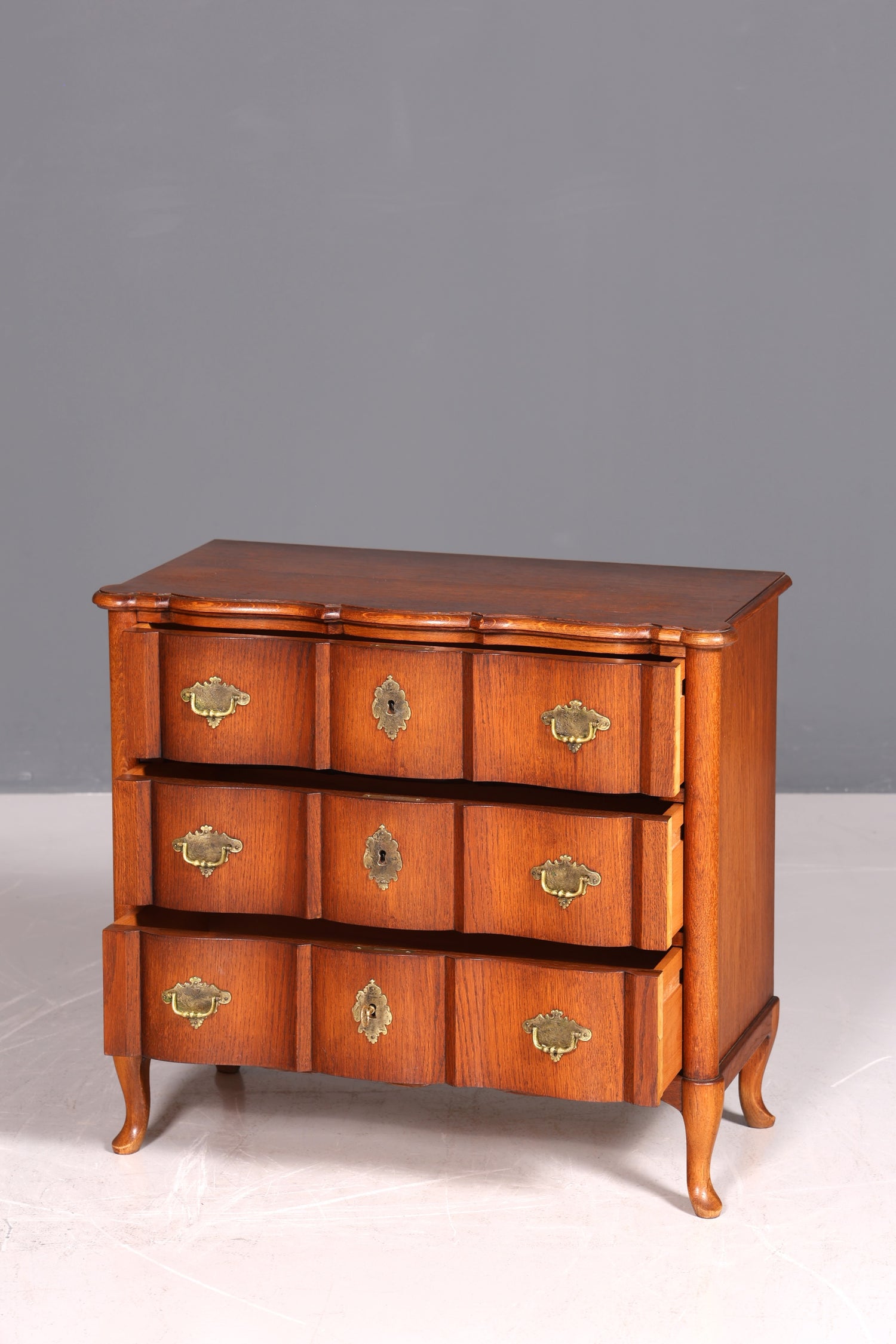 Traumhafte kleine geschwungene Kommode im Barock Stil Englisch Schubladenkommode