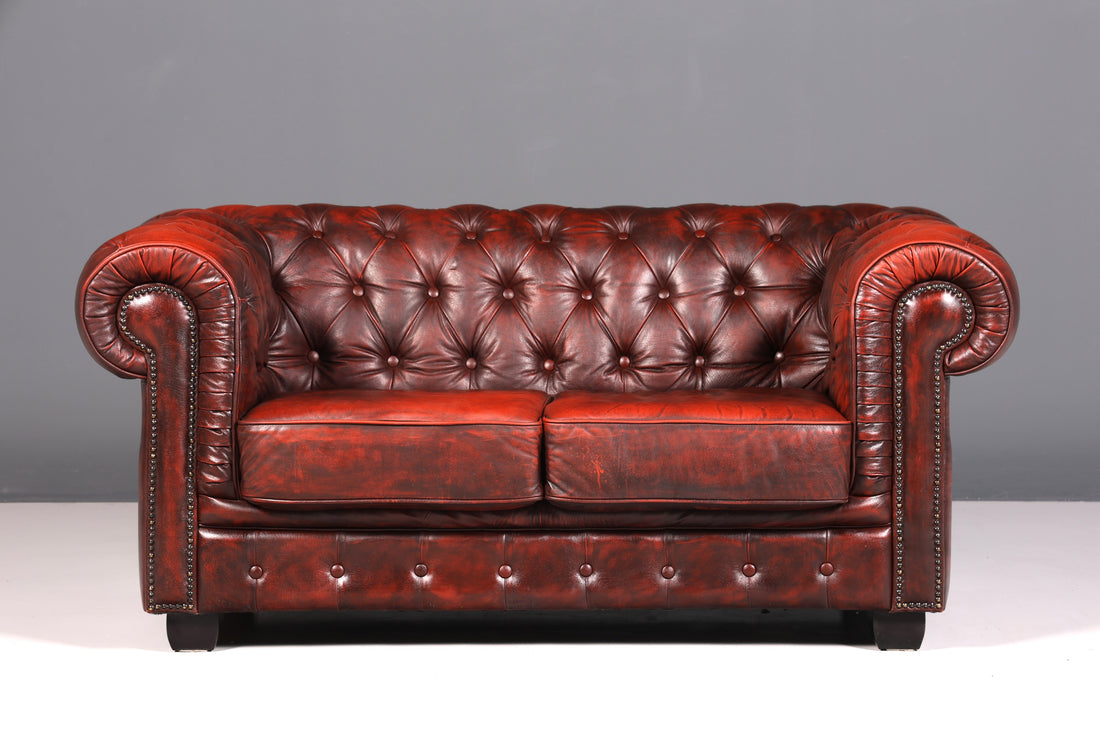 Wunderschönes Original Chesterfield 2er Sofa Englisch Oxblood Leder 2- Sitzer Couch