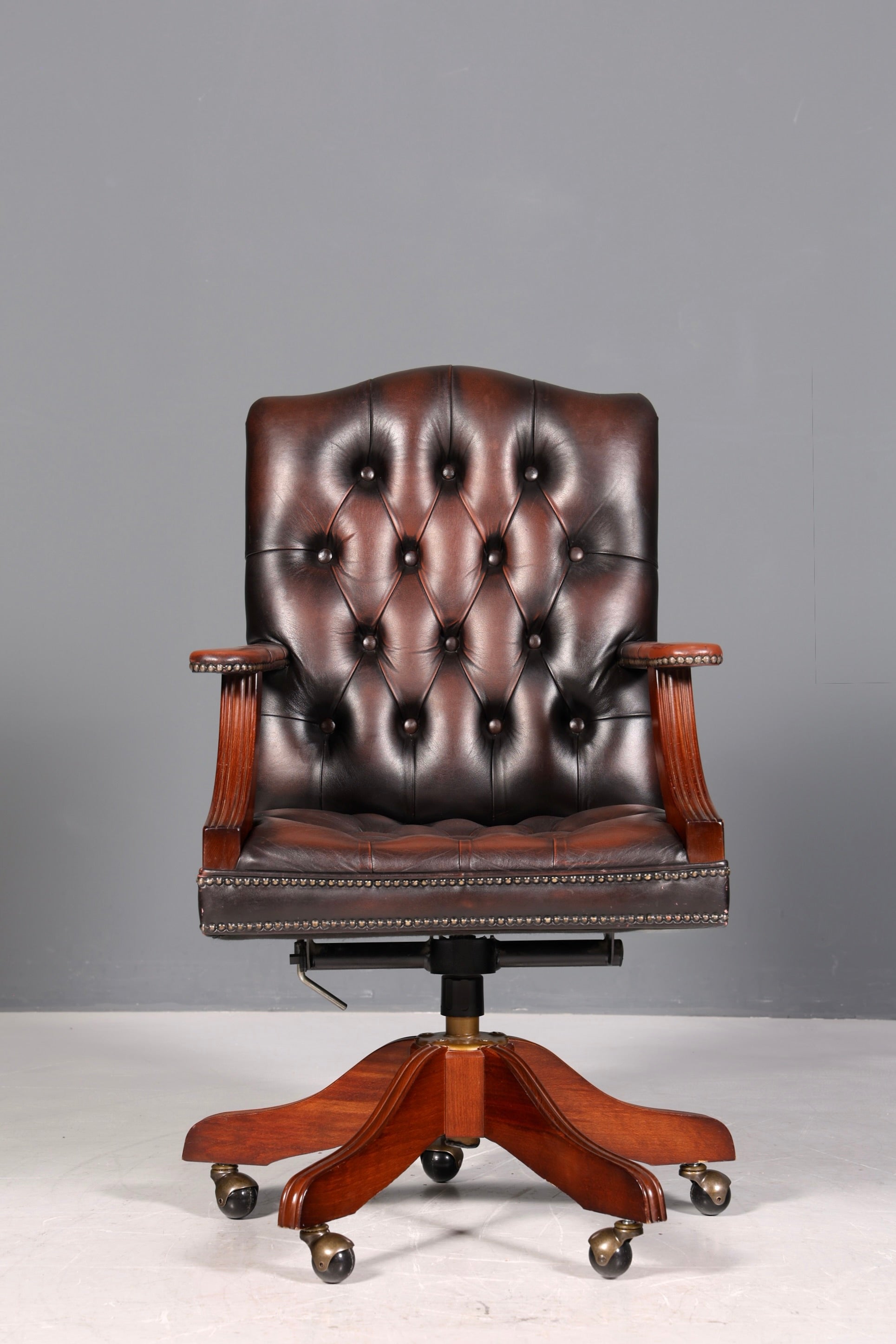 Wunderschöner Original Chesterfield Centurion Captain Chair Englisch braun echt Leder Sessel