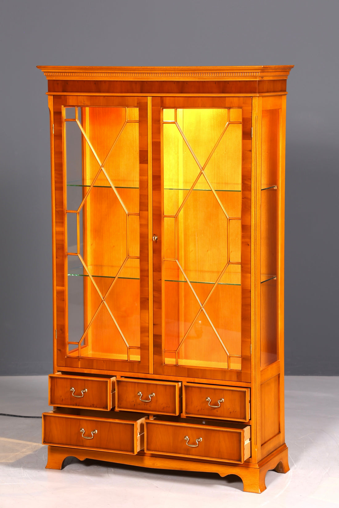 Wunderschöne Englische Vitrine Eibe Bücherschrank Original Mercury Buffet Antik Stil Glasvitrine