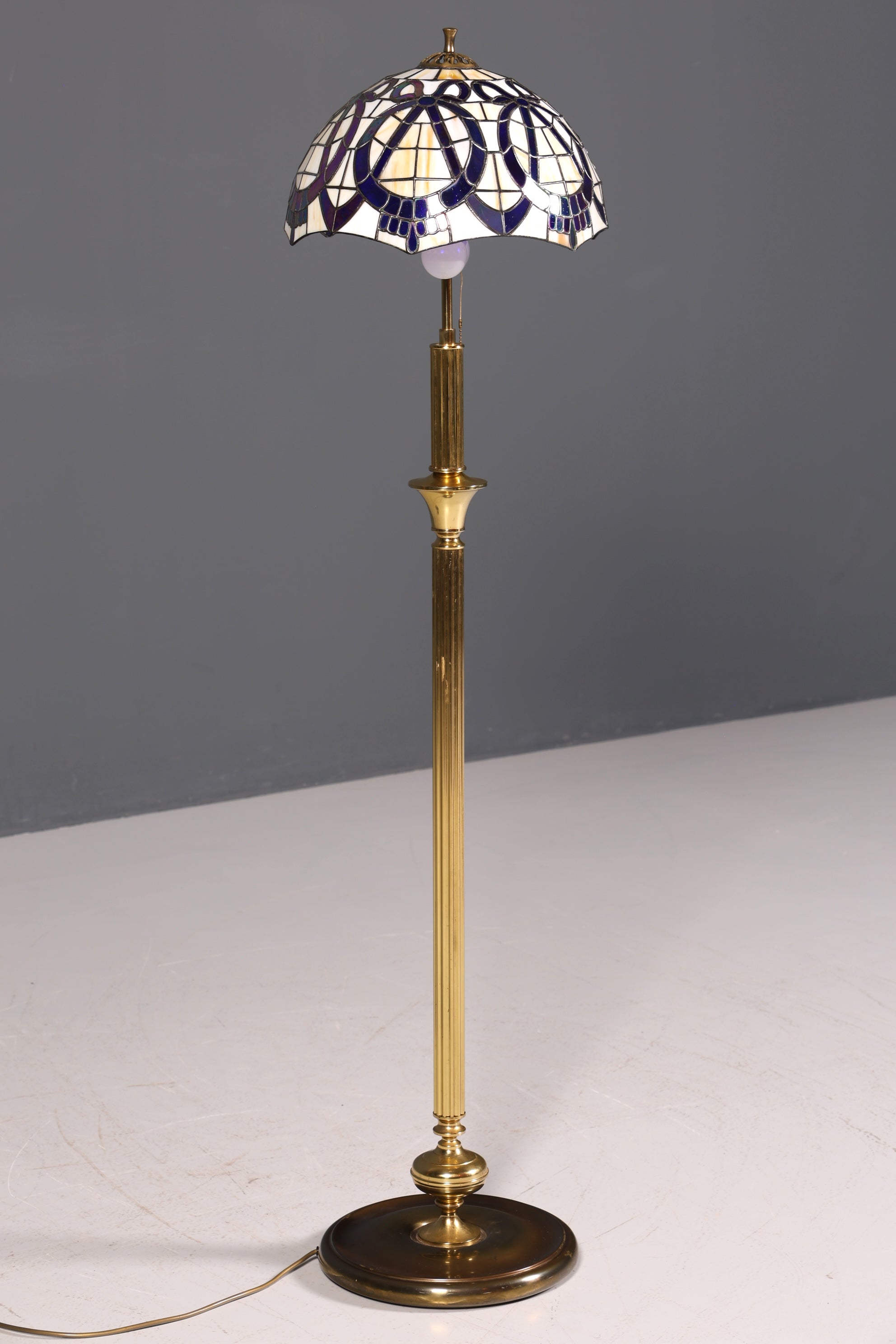 Traumhafte Antike Tiffany Lampe Glaslampenschirm Messingfuß Stehlampe Leselampe