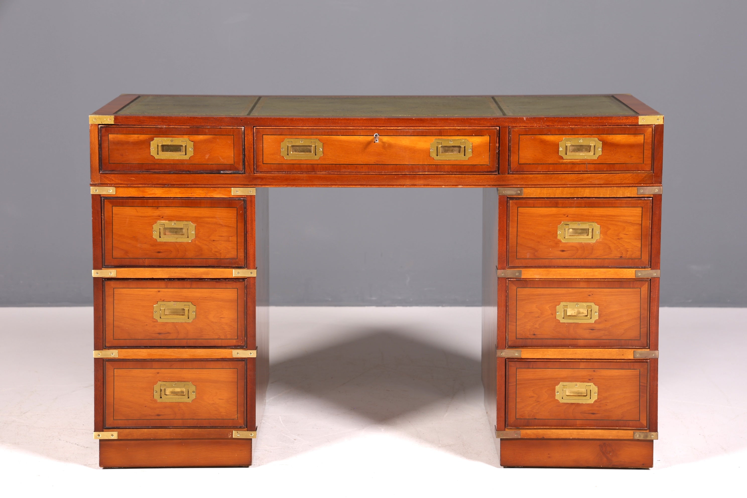 Edler Maritimer Schreibtisch Englischer Military Chest Bürotisch Office Table mit echt Lederauflage