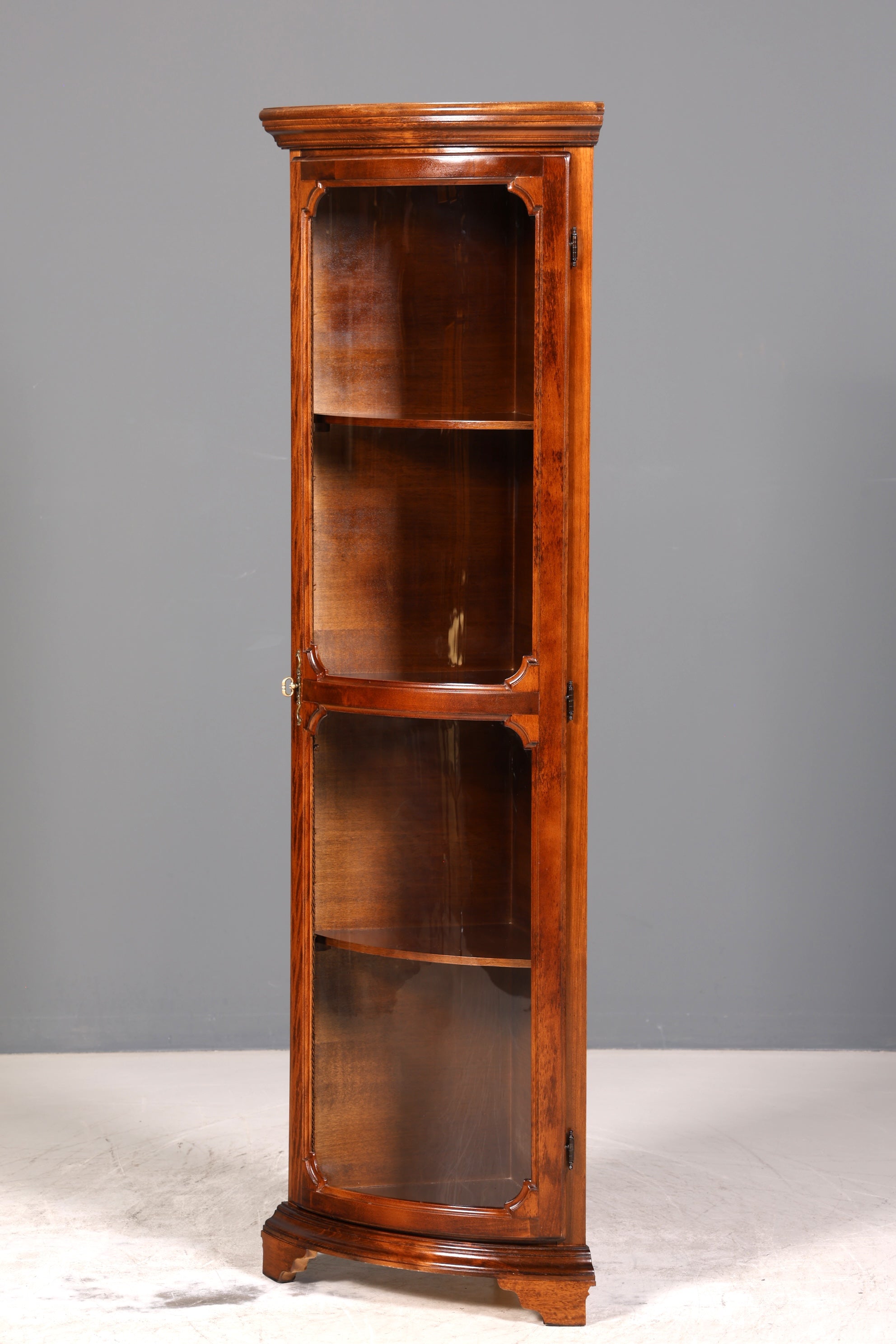 F130 Finish Wunderschöne Englische Eckvitrine Mahagoni Antik 60s echt Holz Schrank Eckschrank Glasvitrine