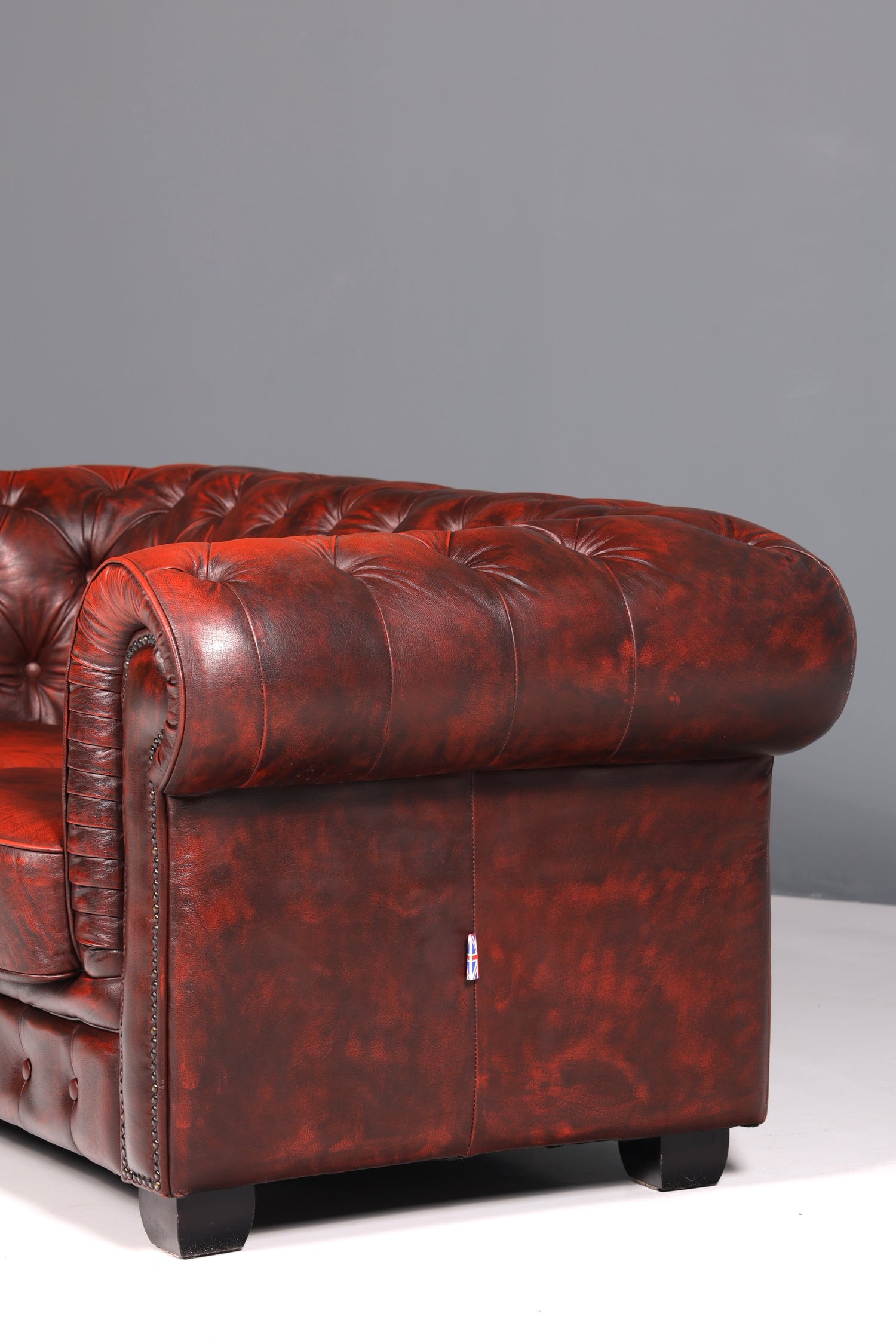 Wunderschönes Original Chesterfield 2er Sofa Englisch Oxblood Leder 2- Sitzer Couch