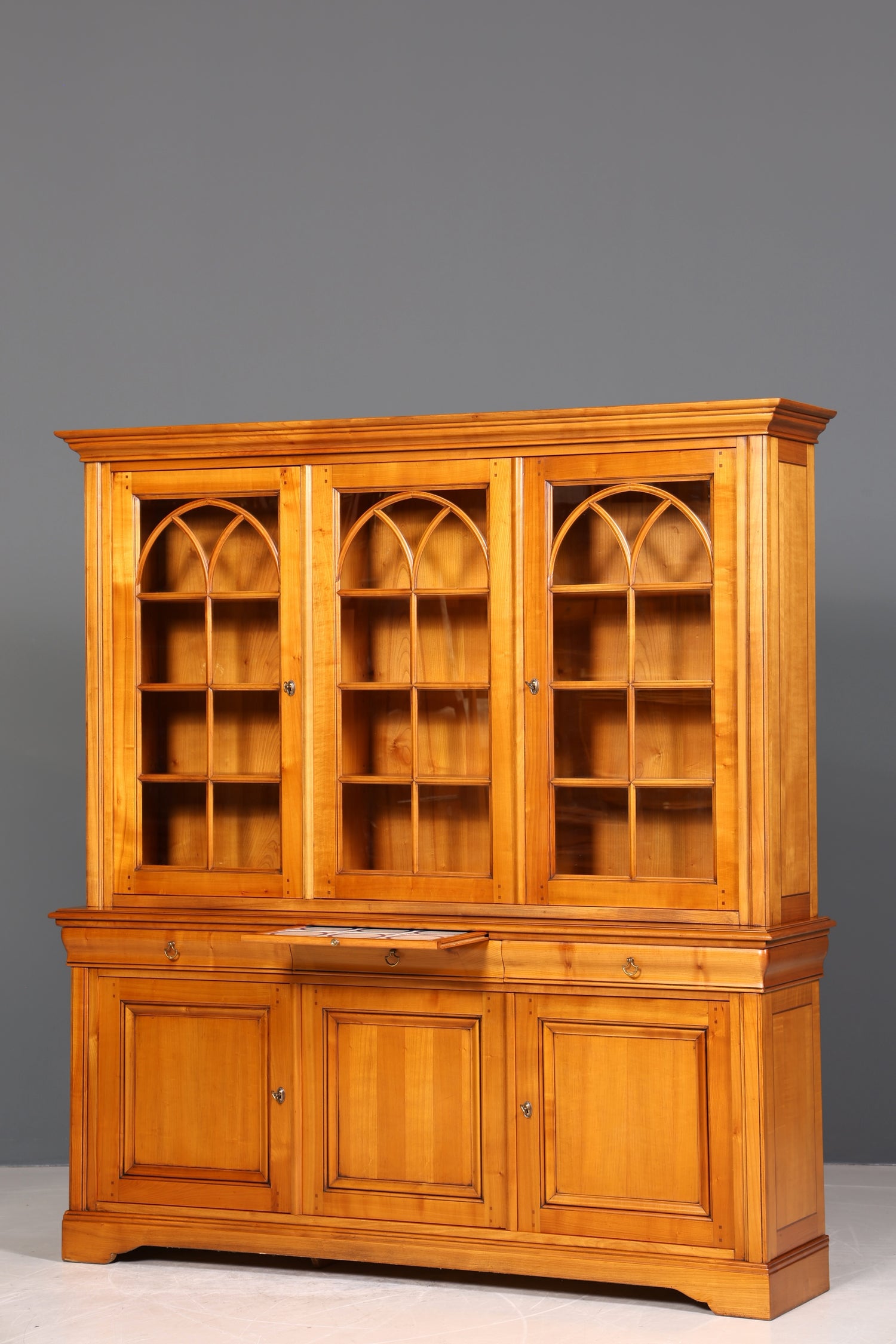 Stilvoller Französischer Vtirinenschrank Grange Stil Antik Stil Vitrine Kirschbaum Bücherschrank 60s Anrichte Landhaus