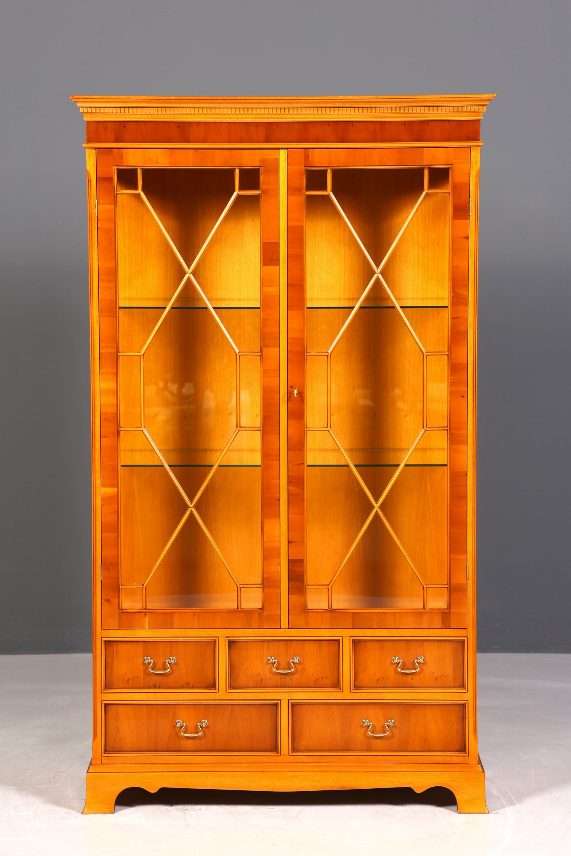 Wunderschöne Englische Vitrine Eibe Bücherschrank Original Mercury Buffet Antik Stil Glasvitrine