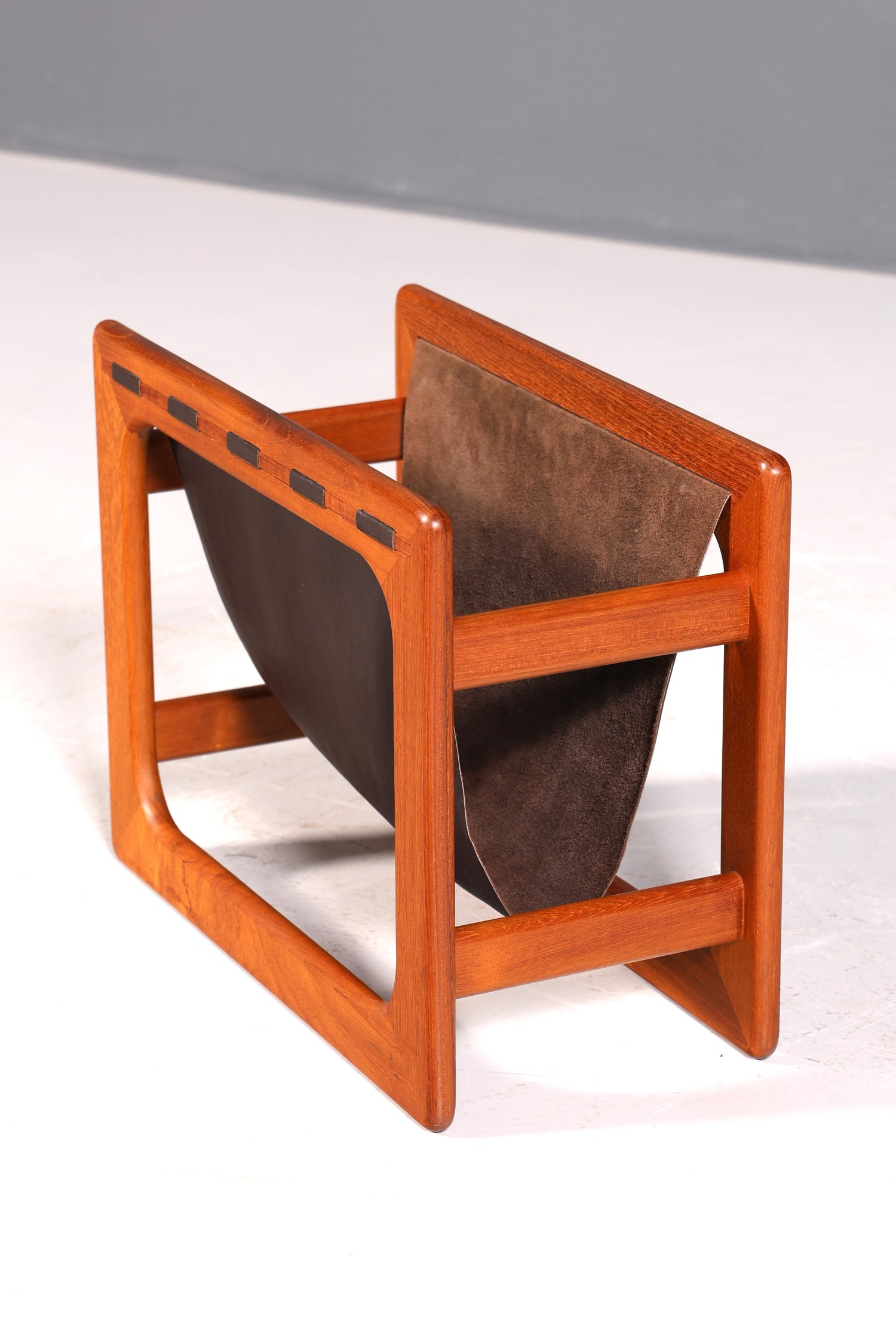 Wunderschöner Aksel Kjersgaard Zeitungsständer Mid Century Zeitschriften Ablage echt Leder Magazin Rack Teak Holz Buchablage 60s