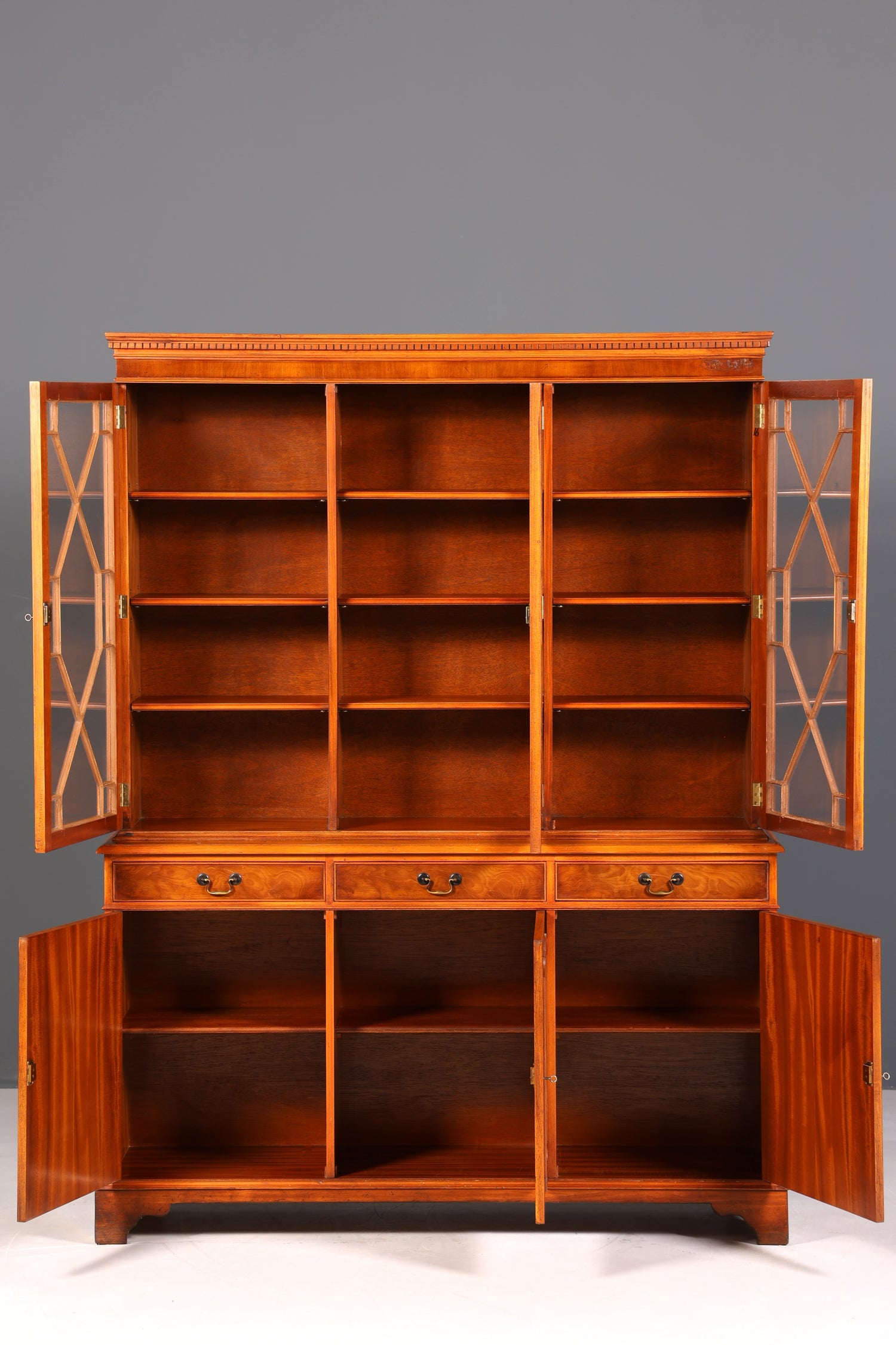 Wunderschöne Englische Vitrine Bücherschrank Buffet Antik Stil Englisch Eibe Glasvitrine Bibliothek