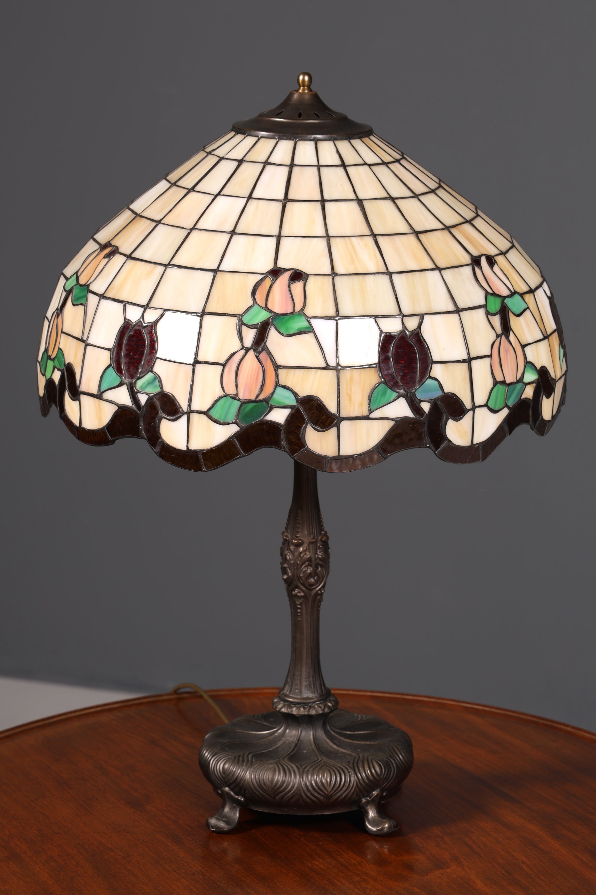 Traumhafte Antike Tiffany Tischlampe Glaslampenschirm Messingfuß Lampe Prunklampe