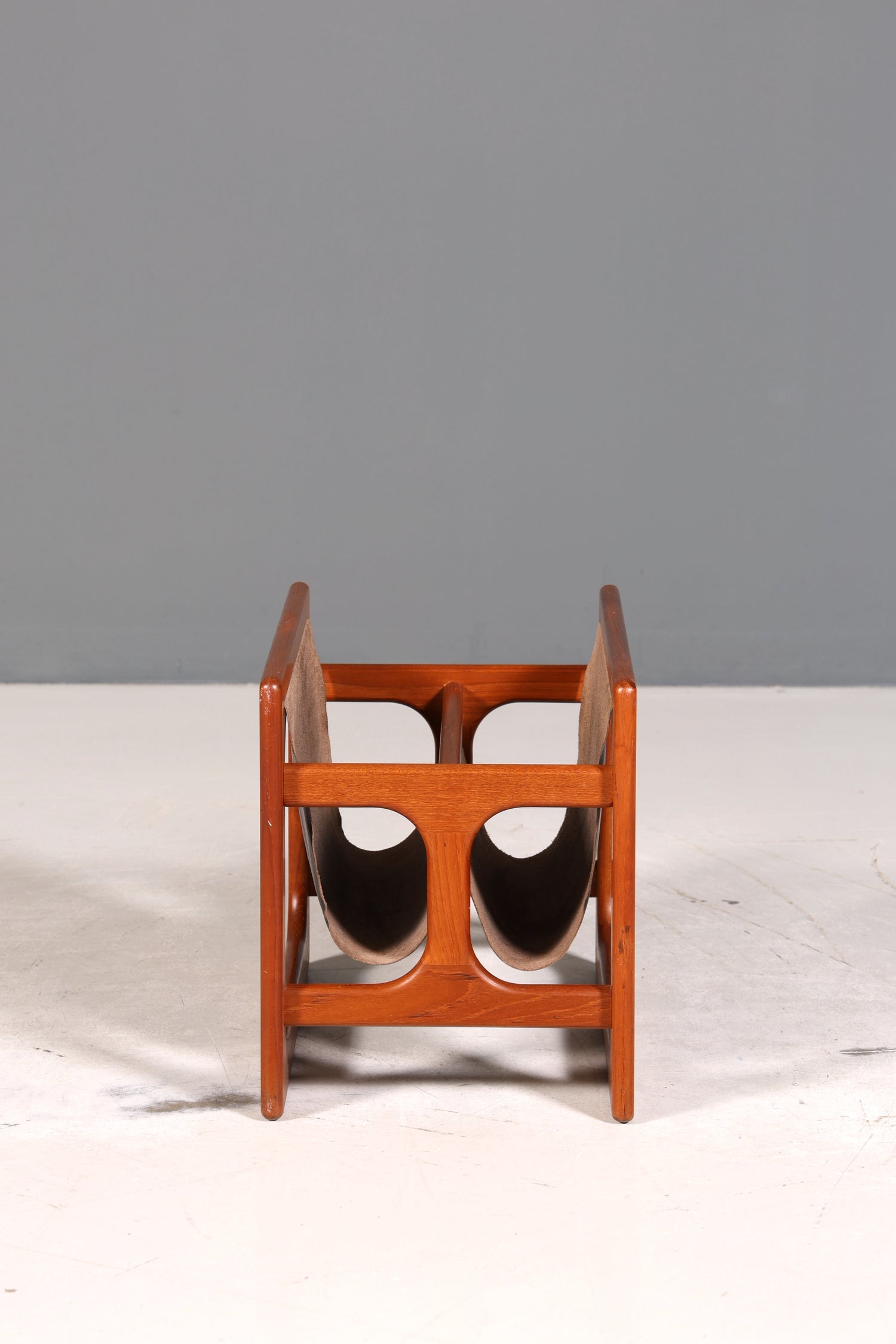 Wunderschöner Aksel Kjersgaard Zeitungsständer Mid Century Zeitschriften Ablage echt Leder Magazin Rack Teak Holz Buchablage 60s