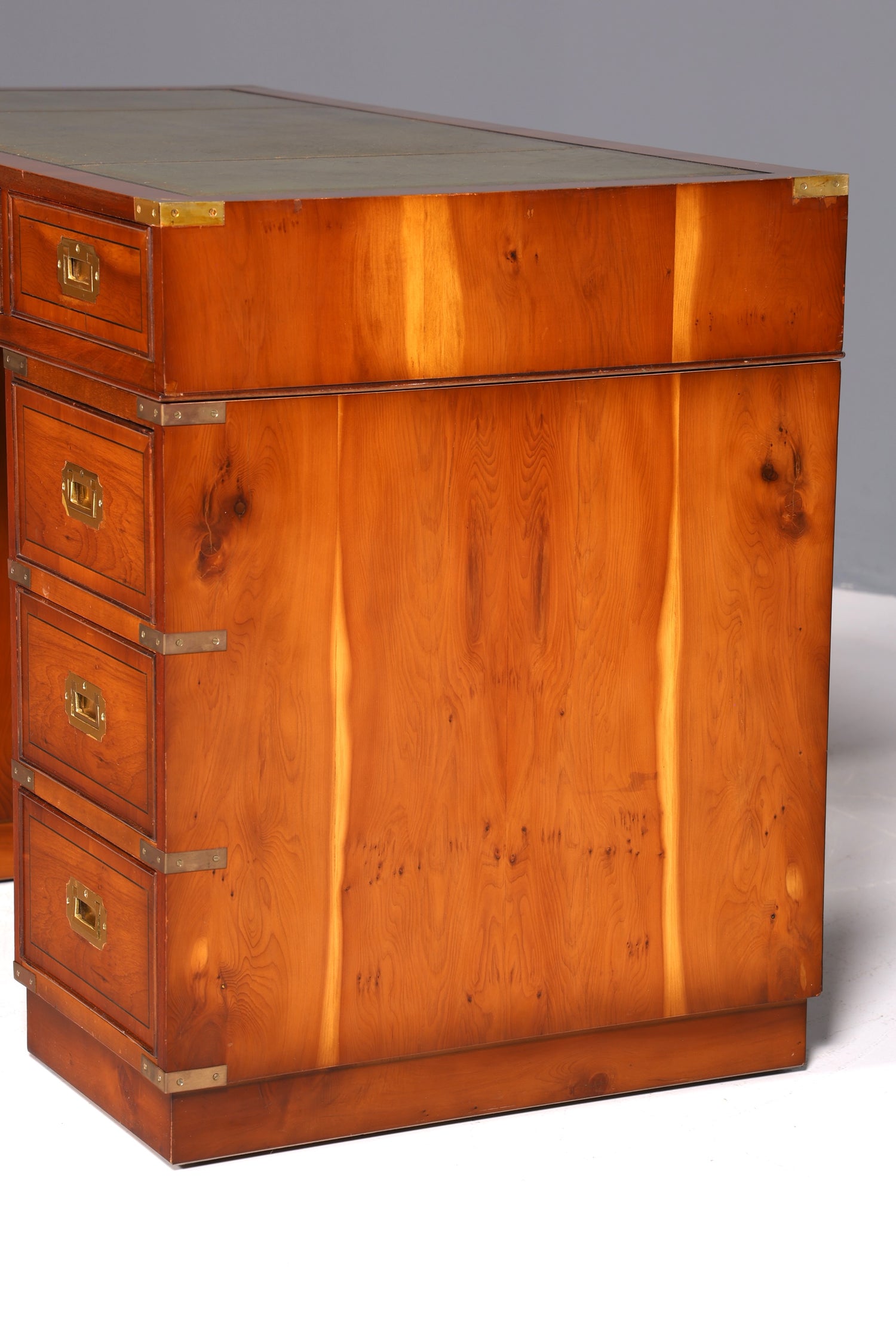 Edler Maritimer Schreibtisch Englischer Military Chest Bürotisch Office Table mit echt Lederauflage