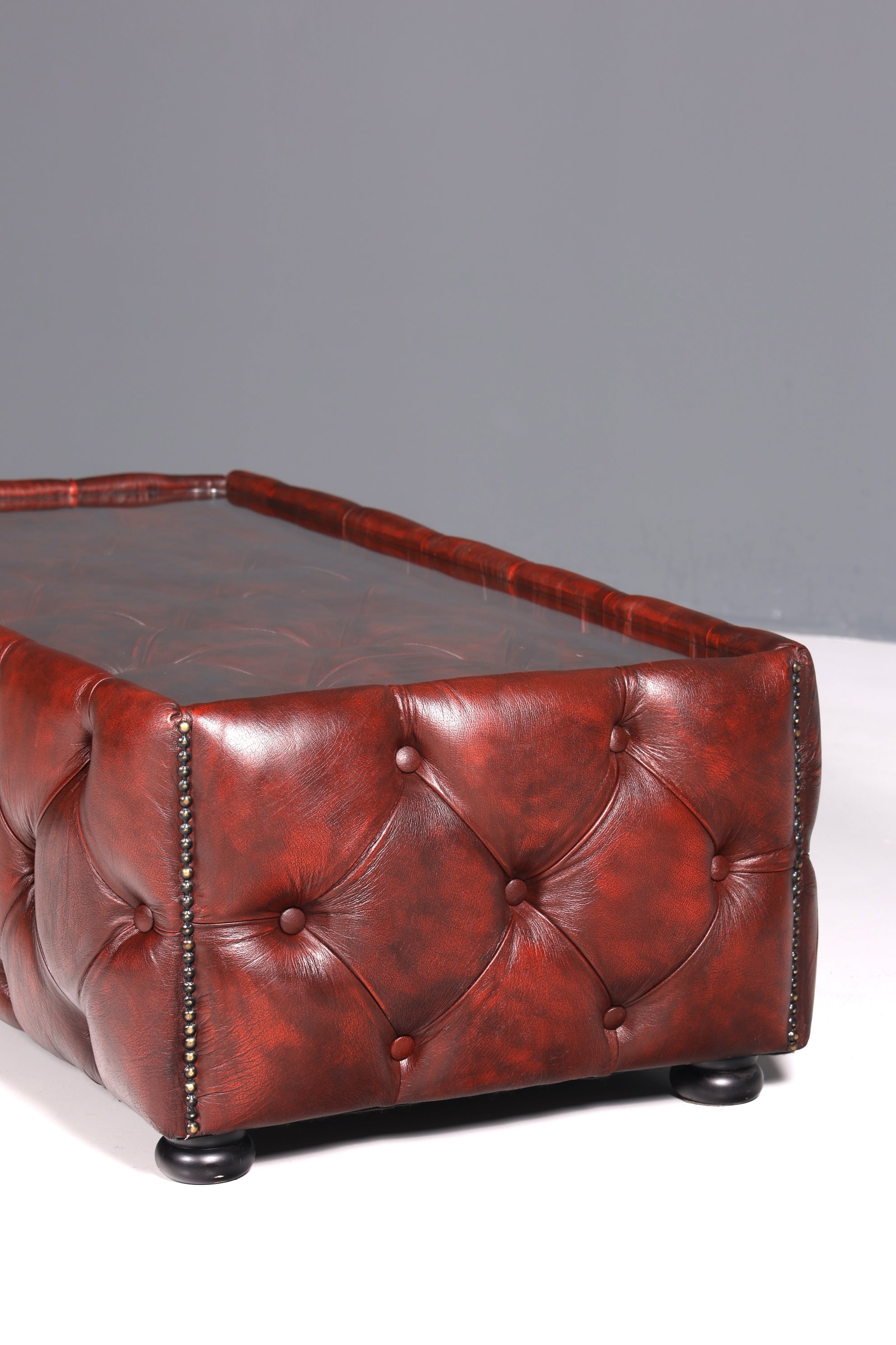 Traumhafter Chesterfield Tisch Englischer Couchtisch echt Leder Englisch Oxblood Lounge Table