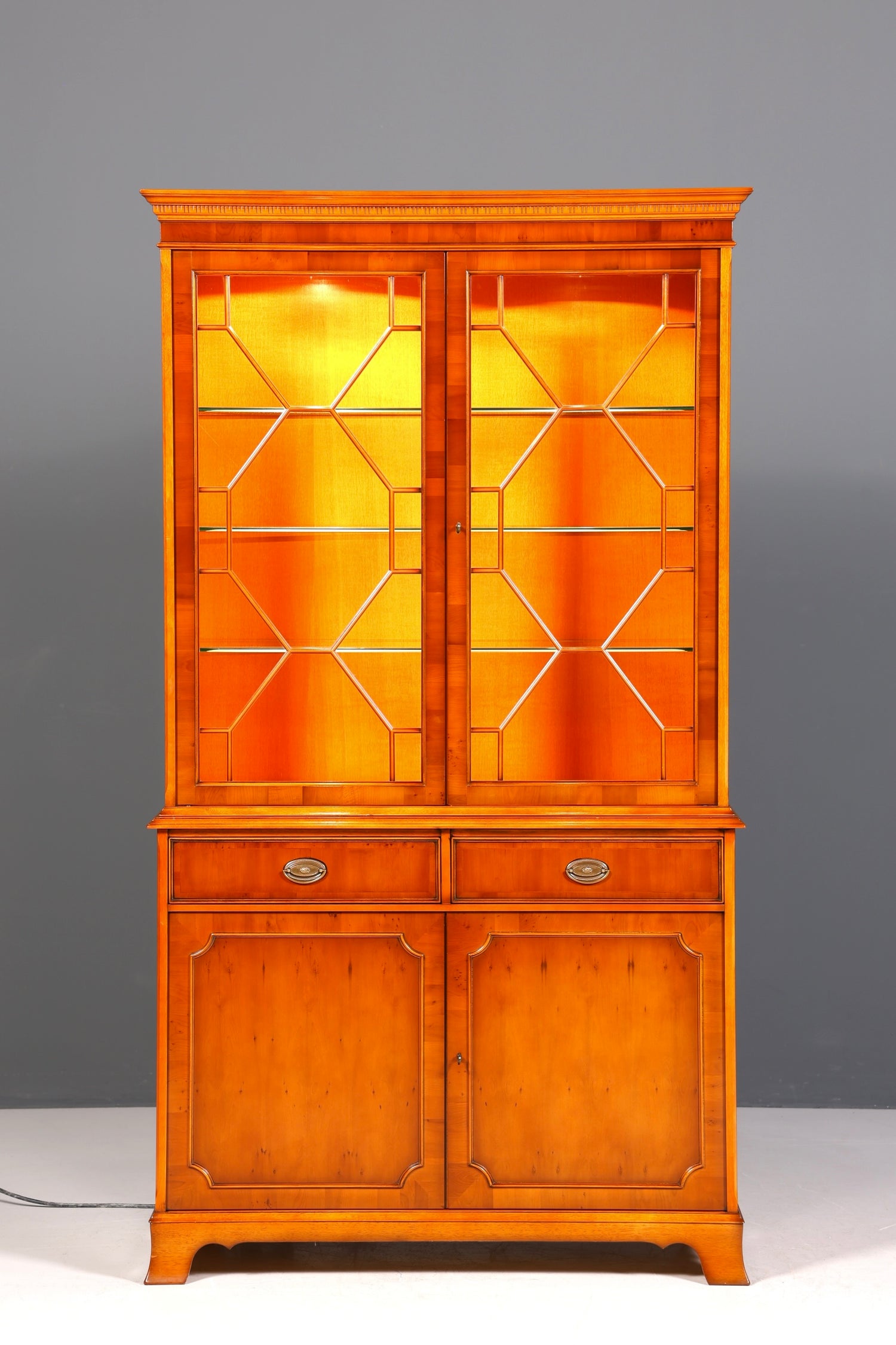 Wunderschöne Original Heldense Vitrine Englische Eibe Bücherschrank Antik Stil Glasvitrine