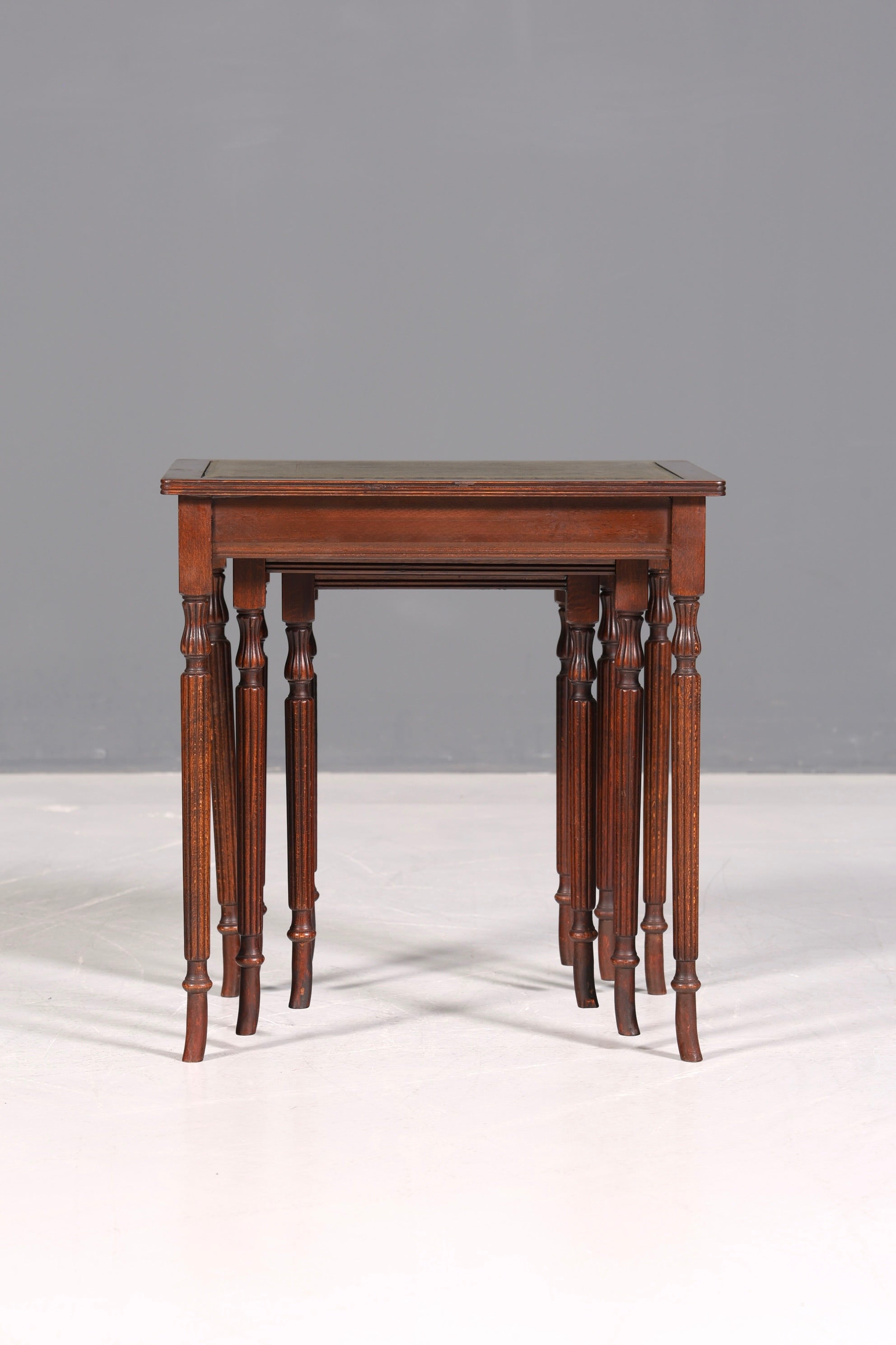 Filigranes Englisches Tisch Set Couchtisch Englisch Antik Stil 3er Satz echt Lederauflage Ablagetisch Holz Beistelltisch