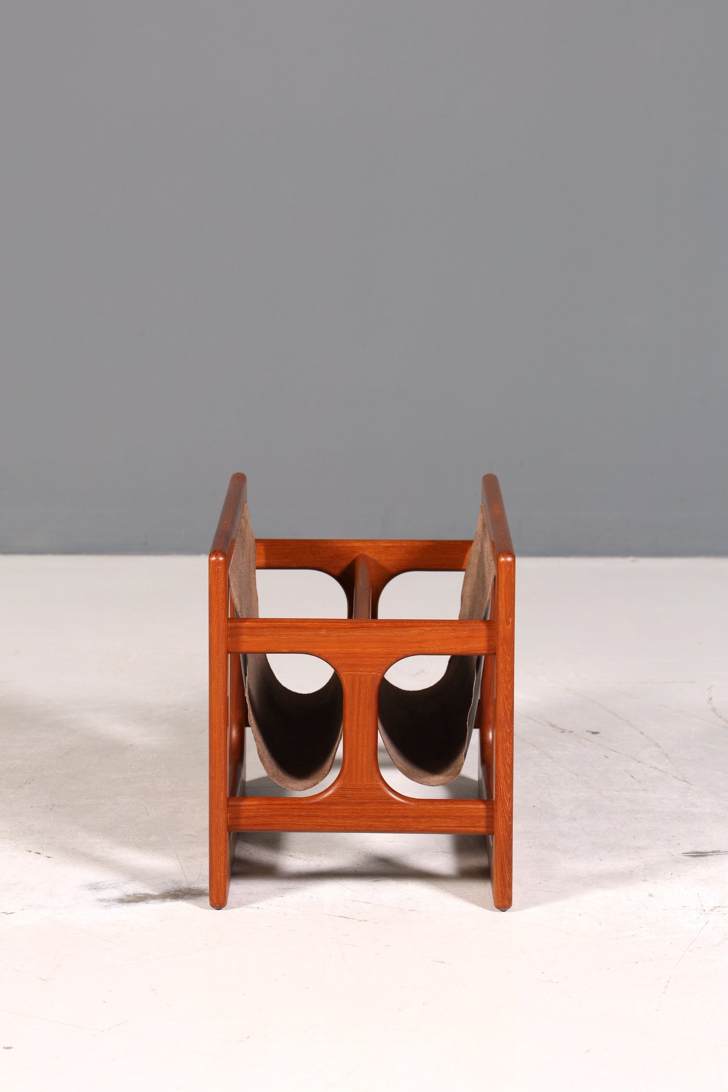 Wunderschöner Aksel Kjersgaard Zeitungsständer Mid Century Zeitschriften Ablage echt Leder Magazin Rack Teak Holz Buchablage 60s