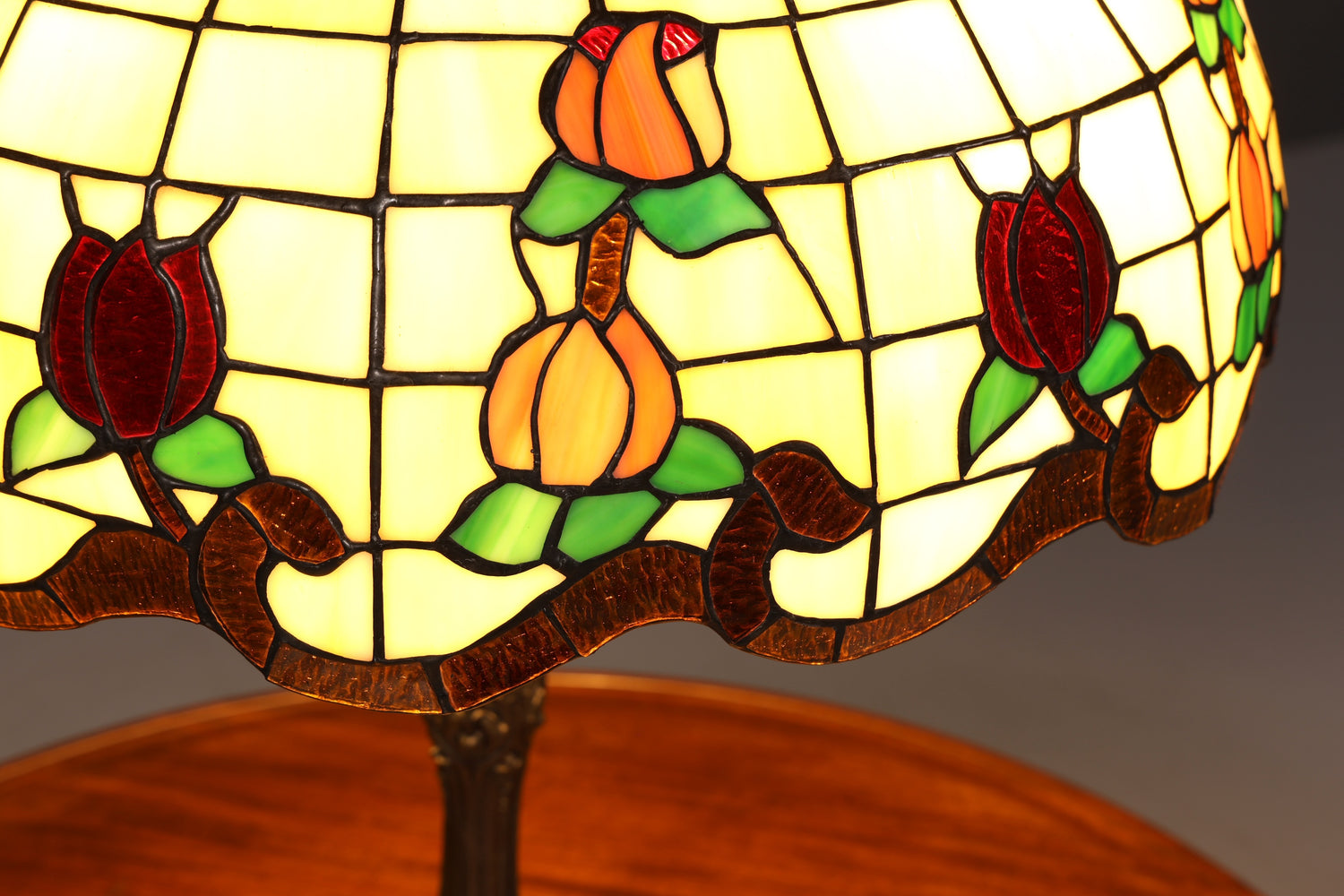 Traumhafte Antike Tiffany Tischlampe Glaslampenschirm Messingfuß Lampe Prunklampe