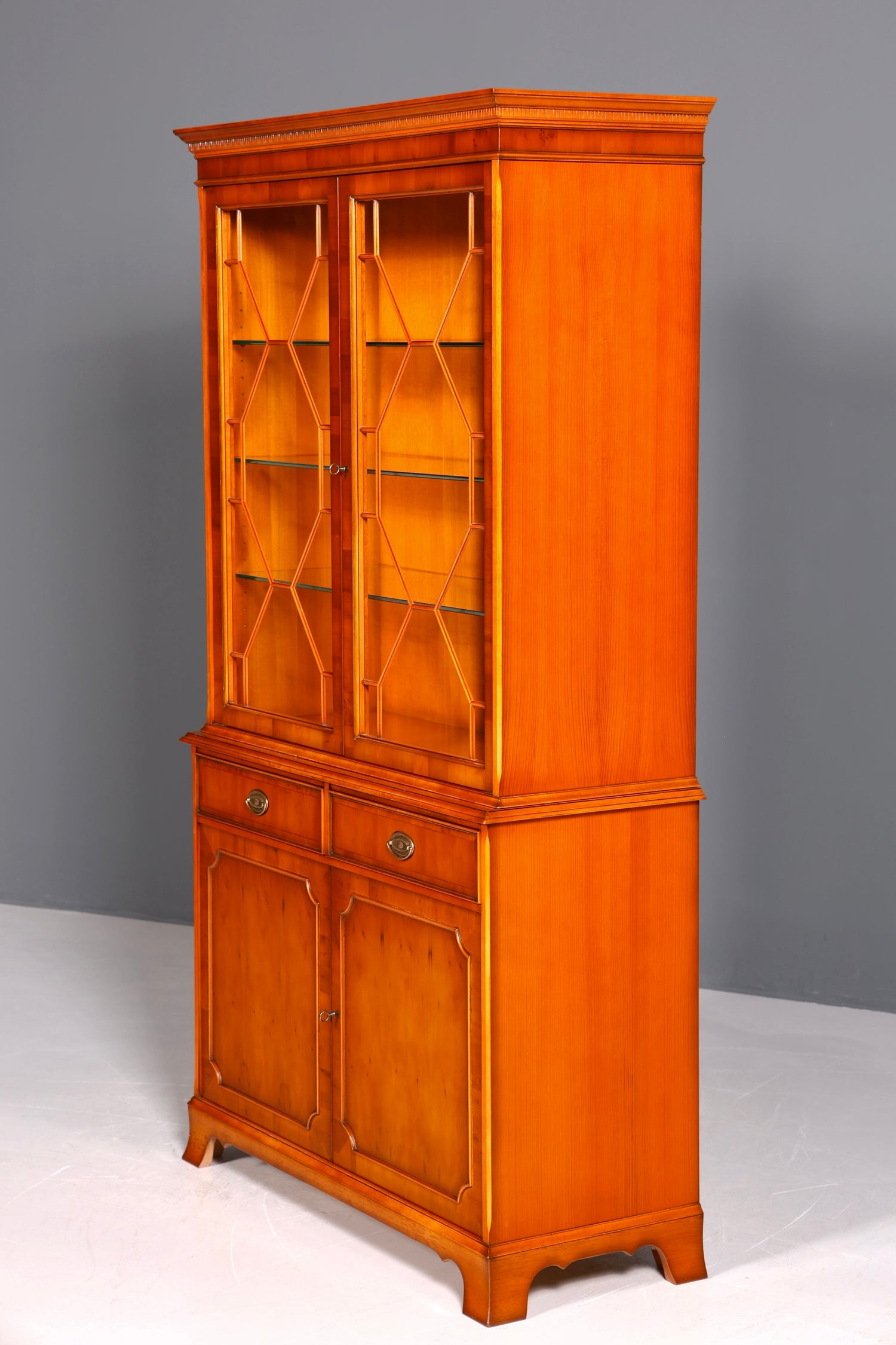 Wunderschöne Original Heldense Vitrine Englische Eibe Bücherschrank Antik Stil Glasvitrine