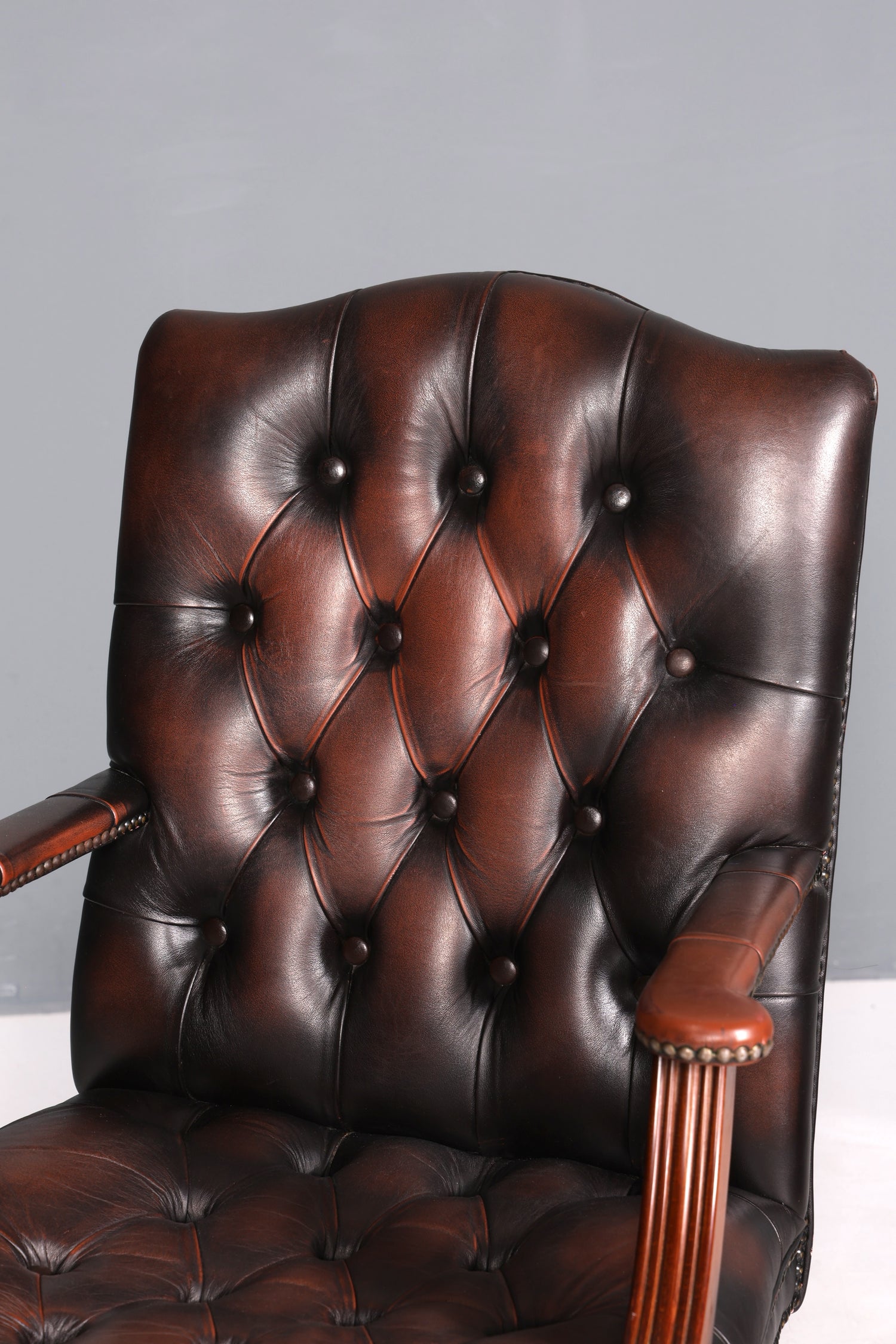 Wunderschöner Original Chesterfield Centurion Captain Chair Englisch braun echt Leder Sessel