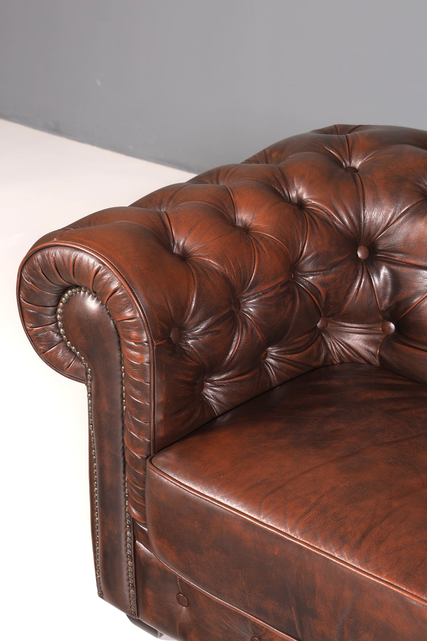 Wunderschönes Original Chesterfield Sofa Englisch echt Leder 2- Sitzer Couch