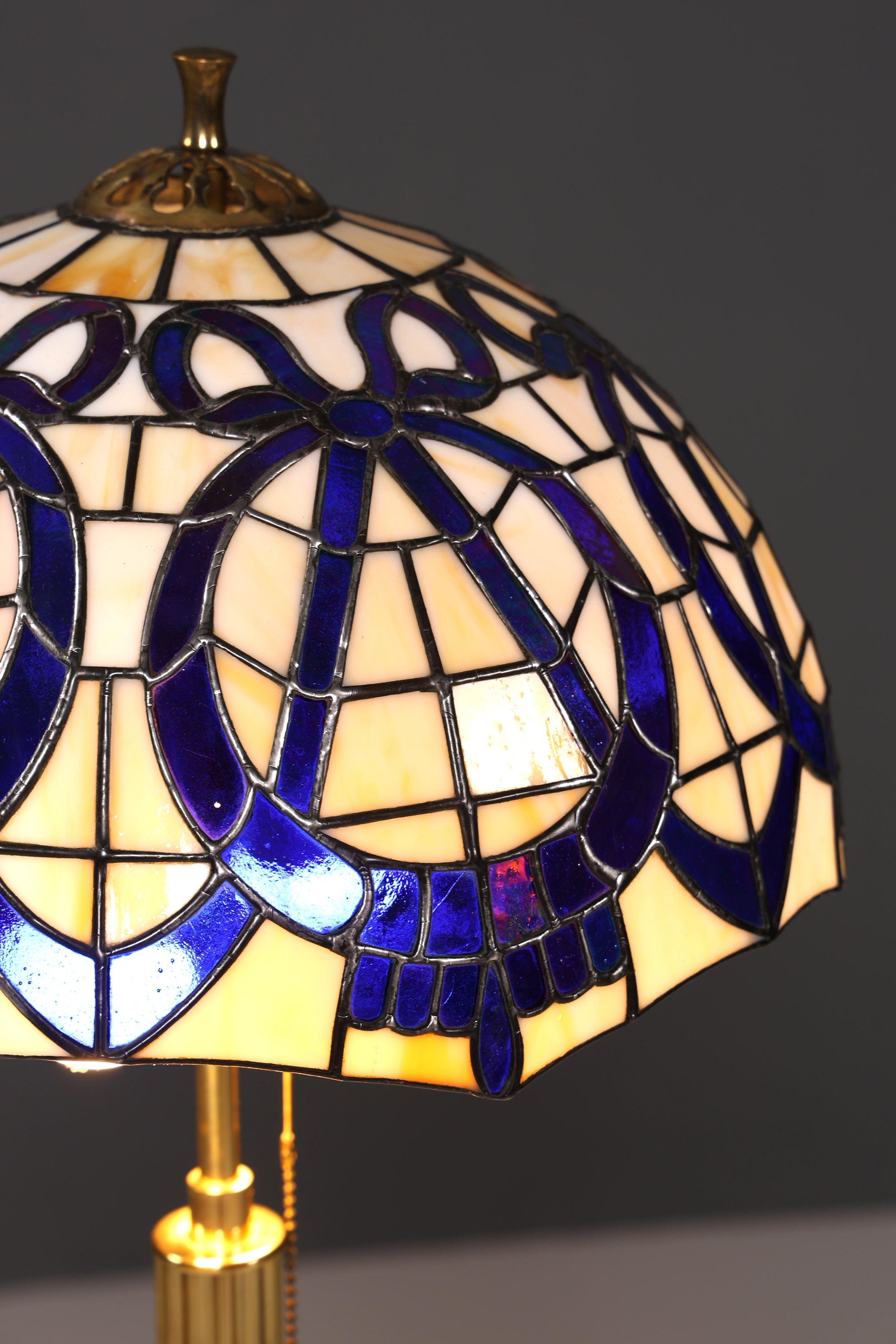 Traumhafte Antike Tiffany Lampe Glaslampenschirm Messingfuß Stehlampe Leselampe