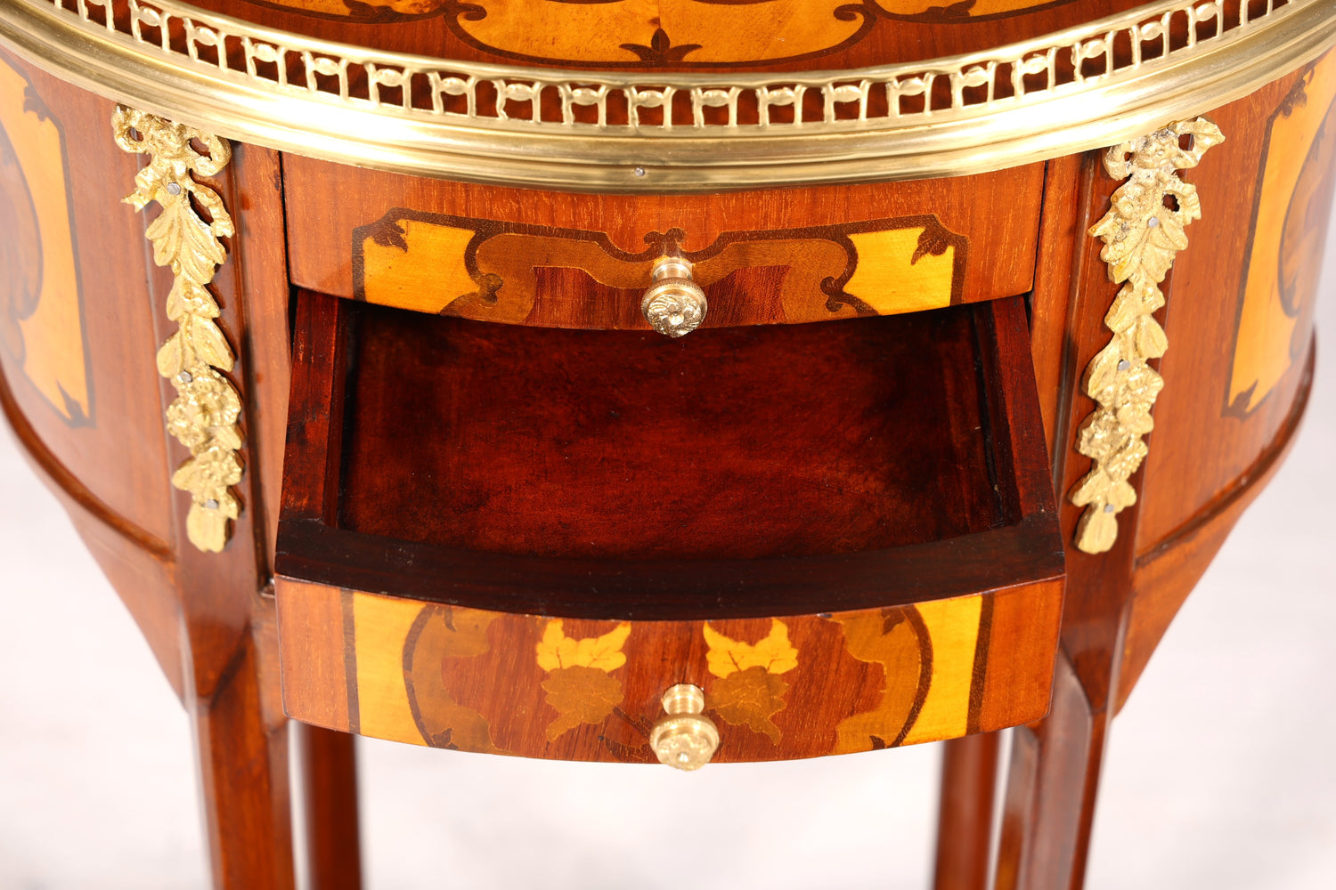 Wunderschöner Barock Louis XV Stil Beistelltisch Ablagetisch massiv Kommode Antik Stil