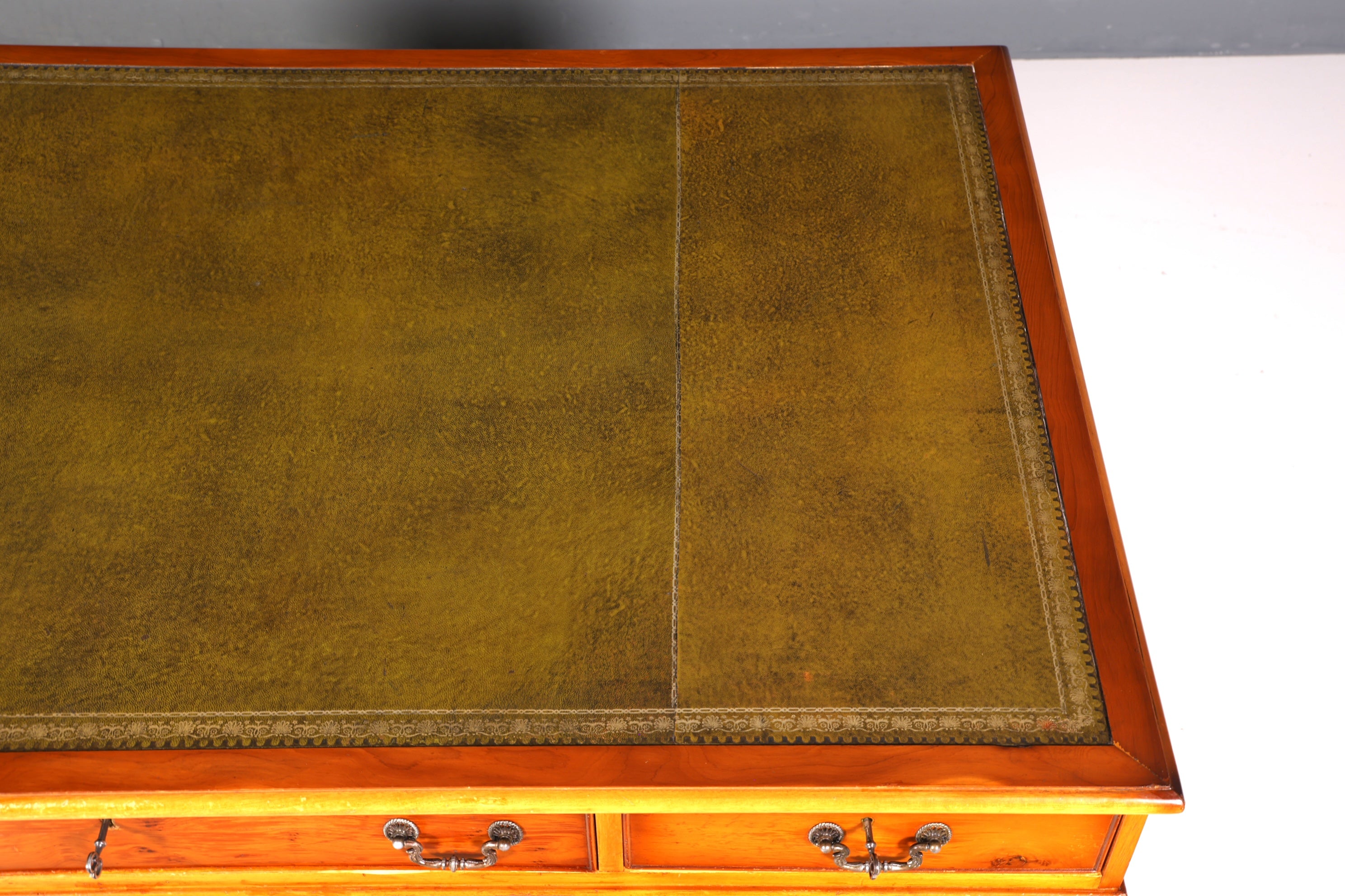 Wunderschöner Englischer Schreibtisch Eibe Lederauflage Bürotisch Antik Stil Office Desk