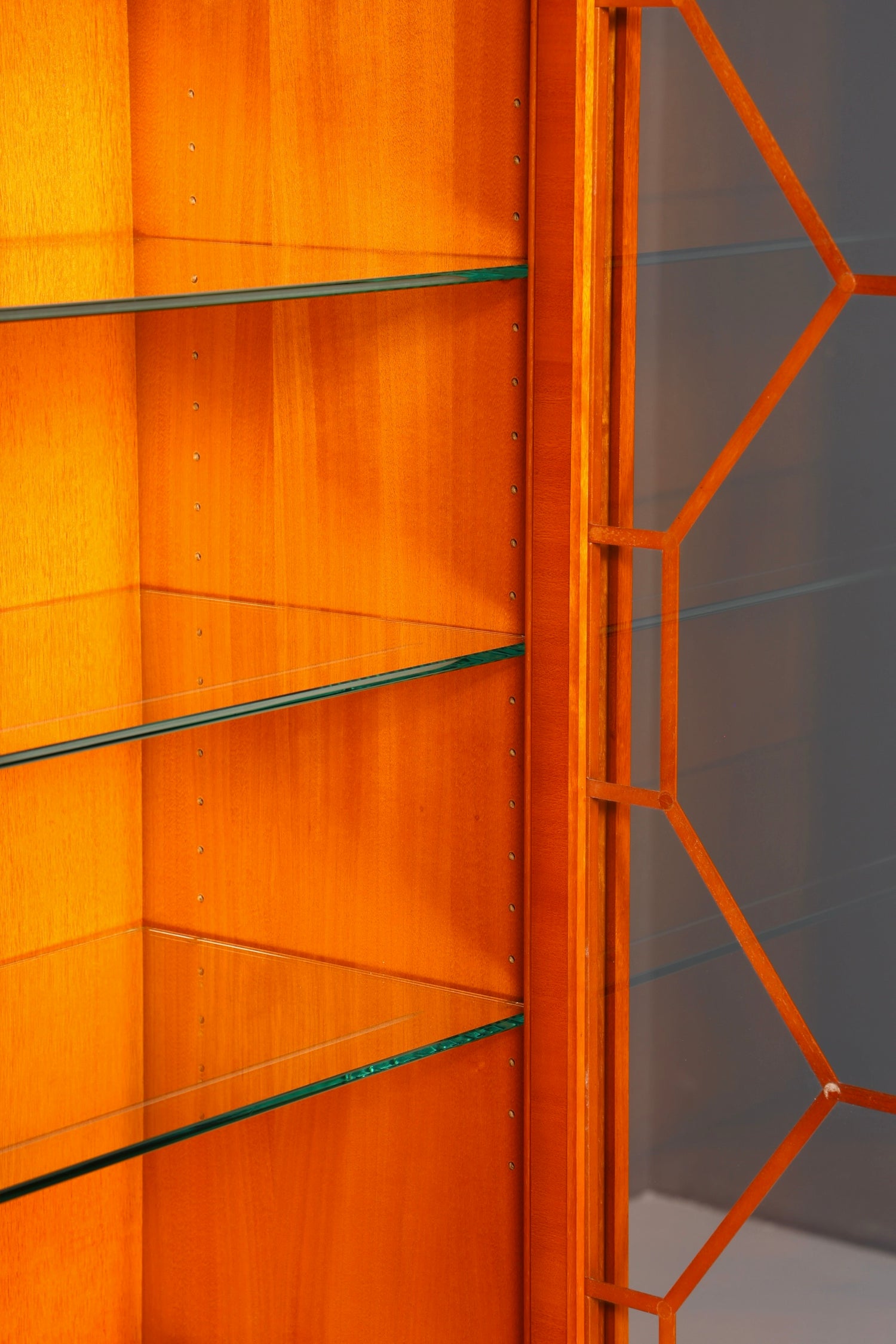 Wunderschöne Original Heldense Vitrine Englische Eibe Bücherschrank Antik Stil Glasvitrine