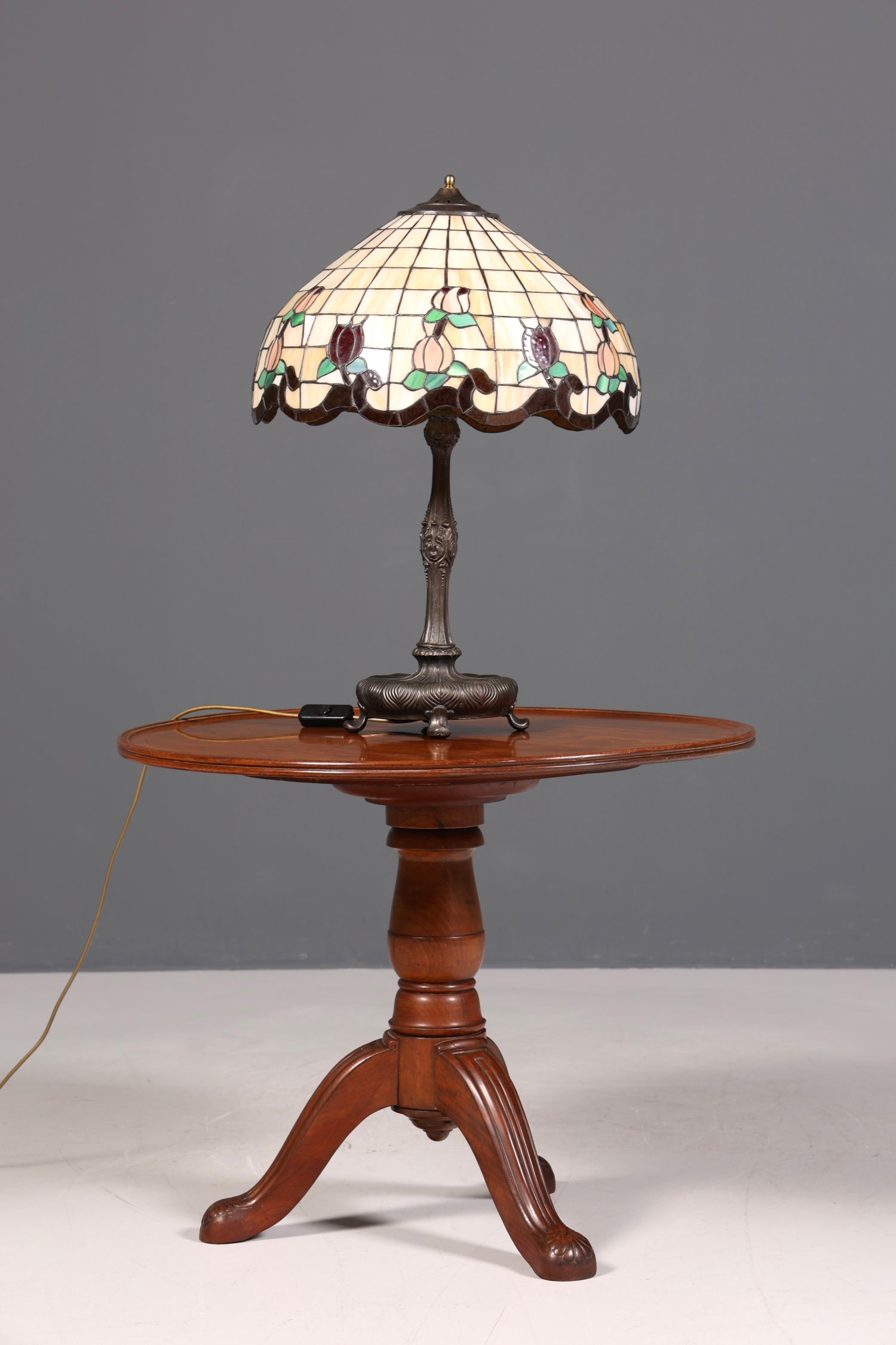 Traumhafte Antike Tiffany Tischlampe Glaslampenschirm Messingfuß Lampe Prunklampe