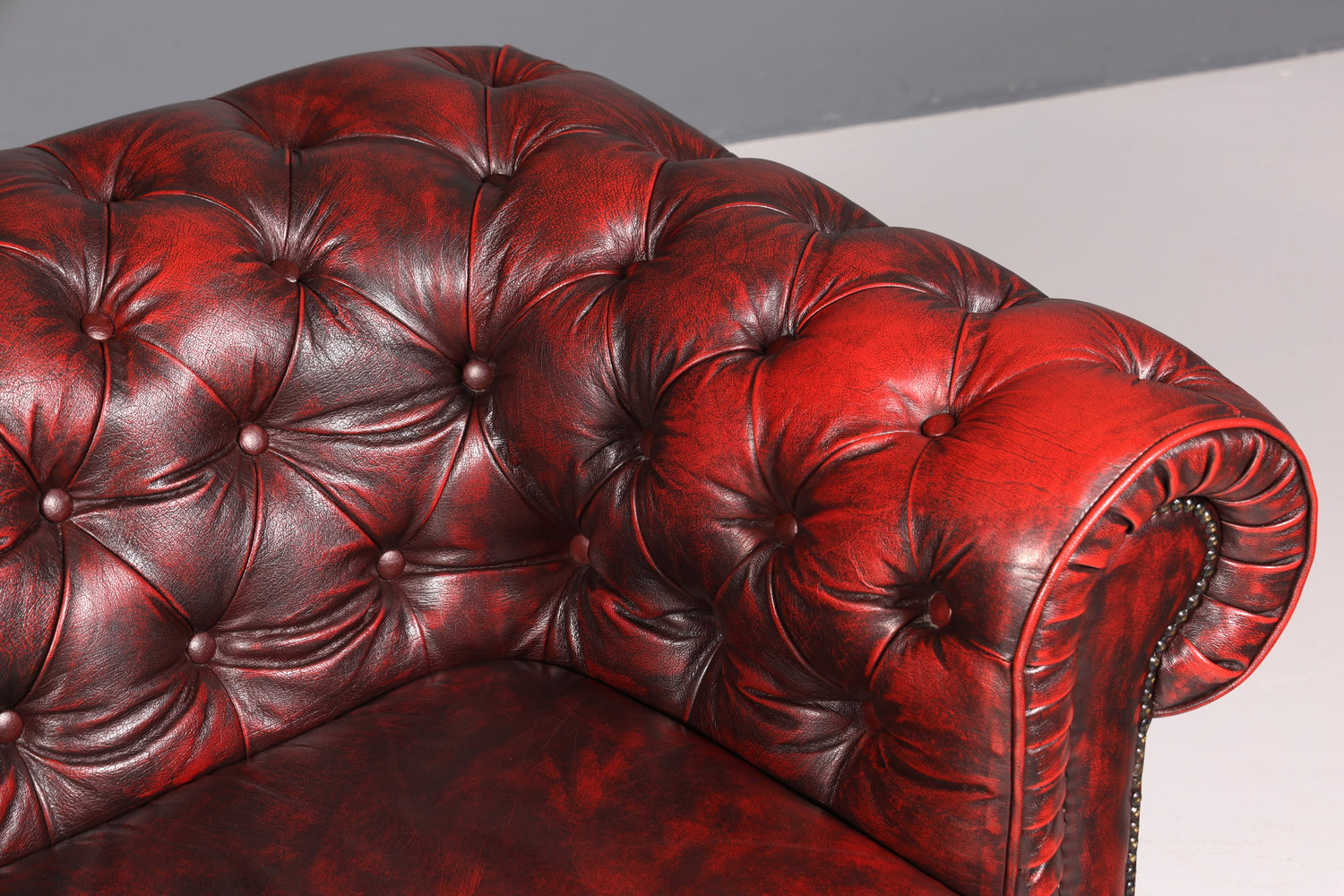 Wunderschönes Original Chesterfield 2er Sofa Englisch Oxblood Leder 2- Sitzer Couch 2 von 2
