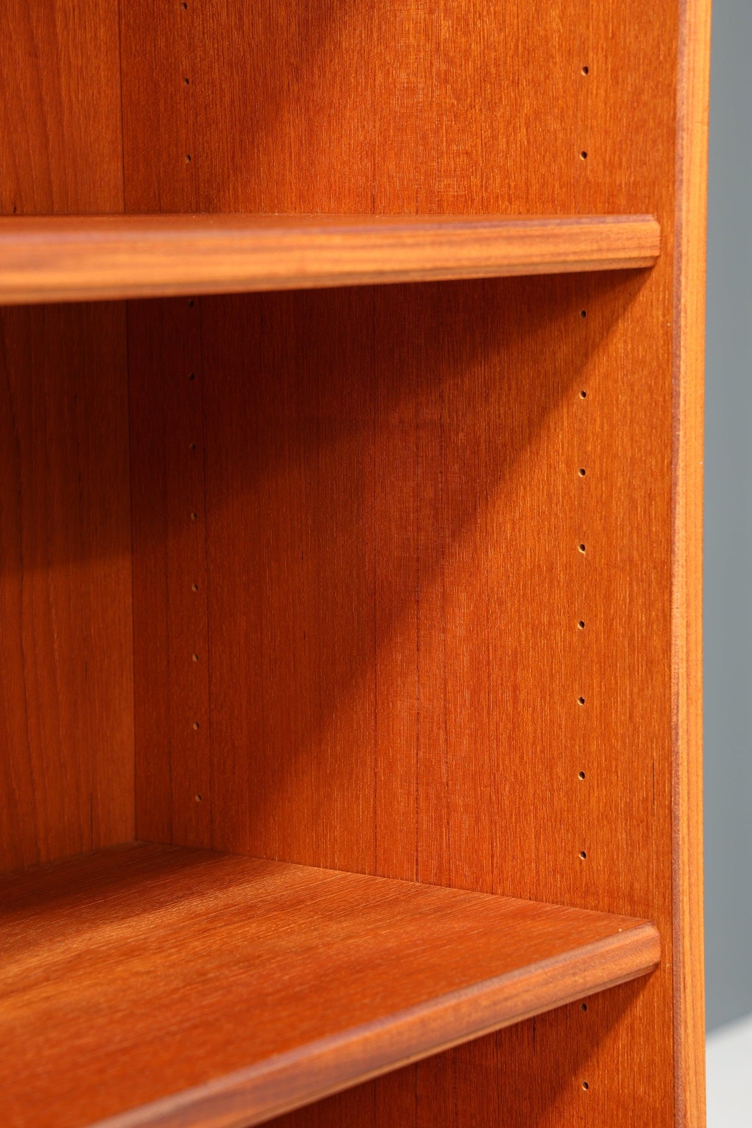 Stilvolles Mid Century Bücherregal Danish Design Teak Holz Schrank Retro Kommode &quot;Made in Denmark&quot; Regal