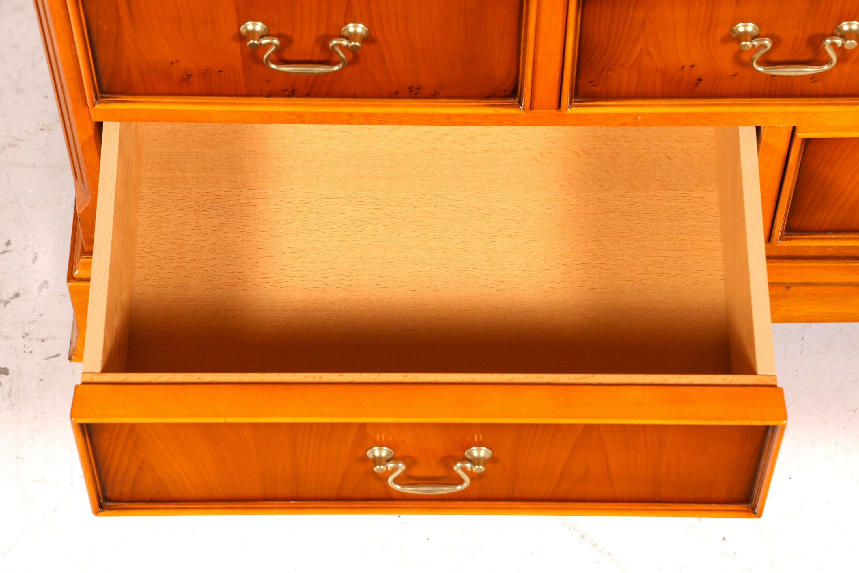 Wunderschöne Englische Vitrine Eibe Bücherschrank Original Mercury Buffet Antik Stil Glasvitrine