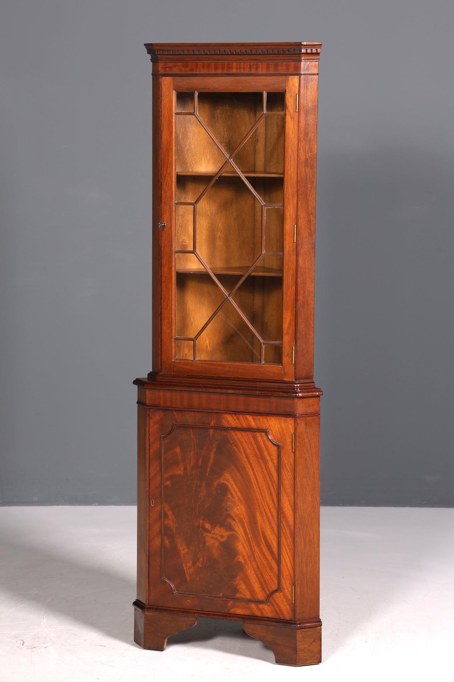 Wunderschöne Englische Eckvitrine Mahagoni Antik 60s echt Holz Schrank Eckschrank Glasvitrine