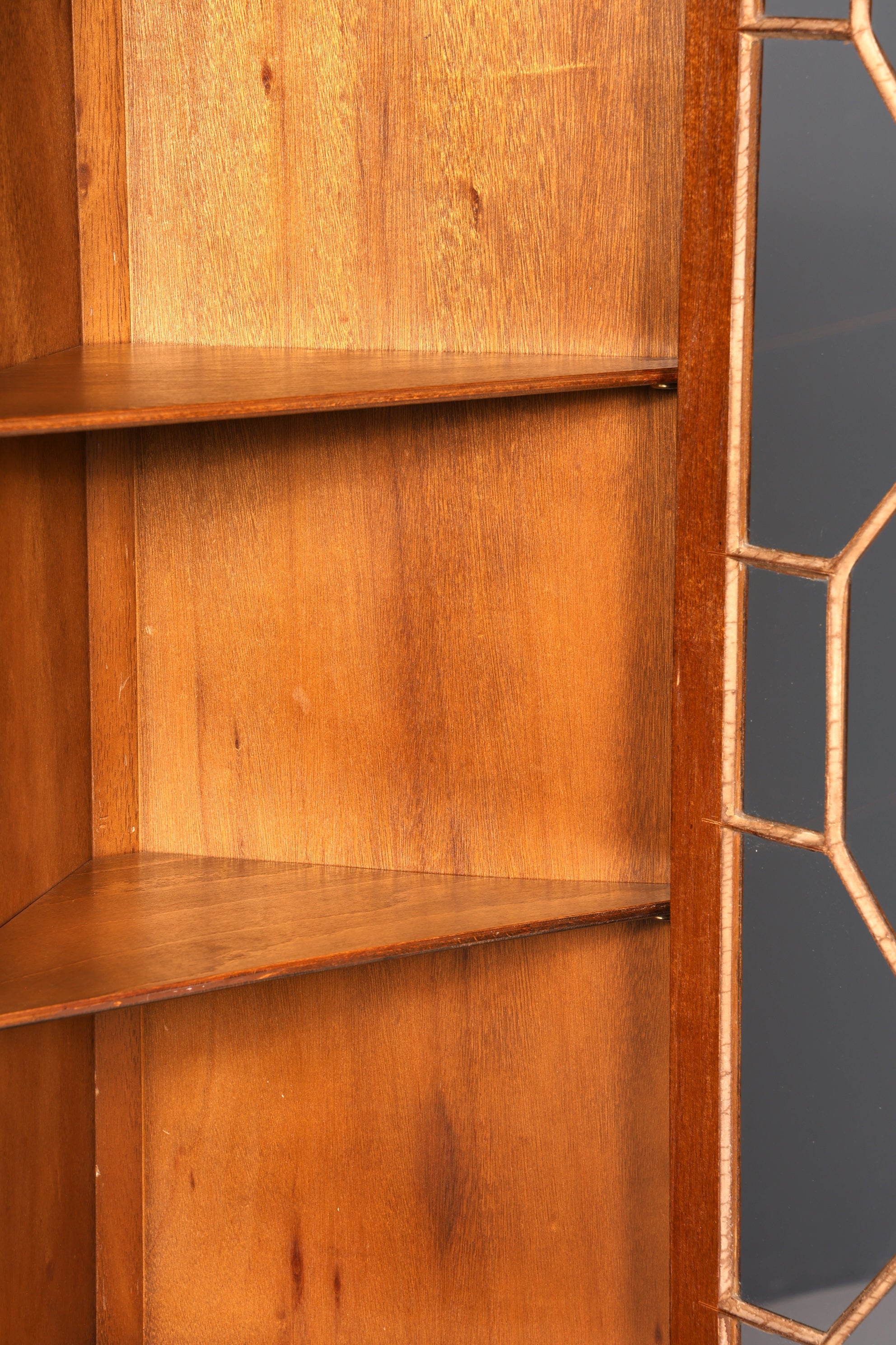 Wunderschöne Englische Eckvitrine Mahagoni Antik 60s echt Holz Schrank Eckschrank Glasvitrine